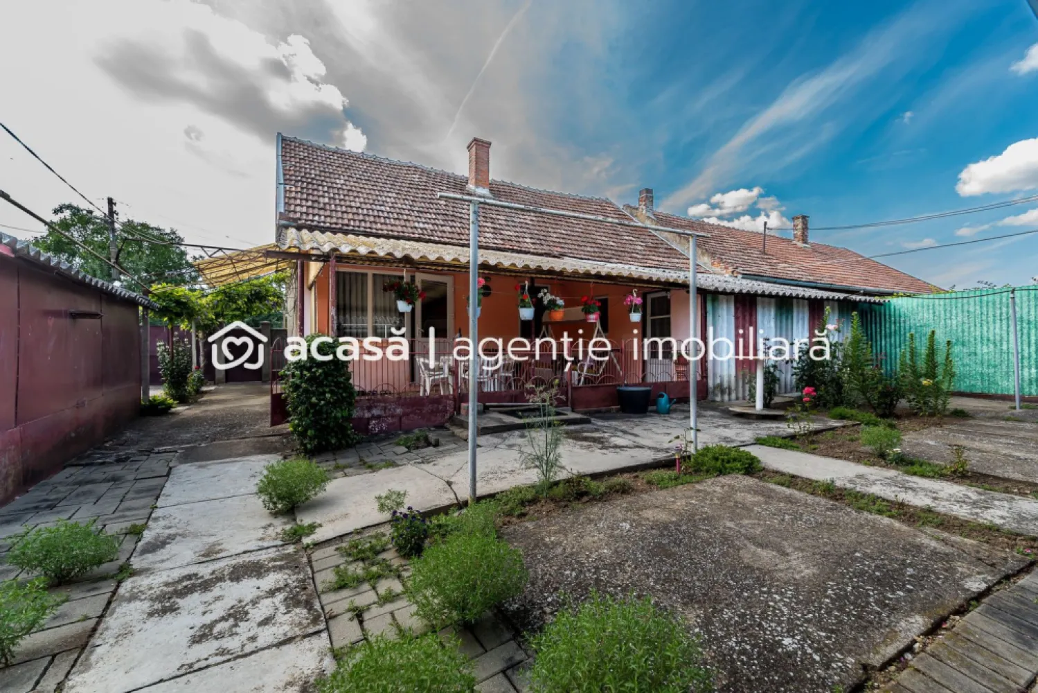 Casa 3 camere, bucatarie si baie, in zona centrala din Chisineu-Cris