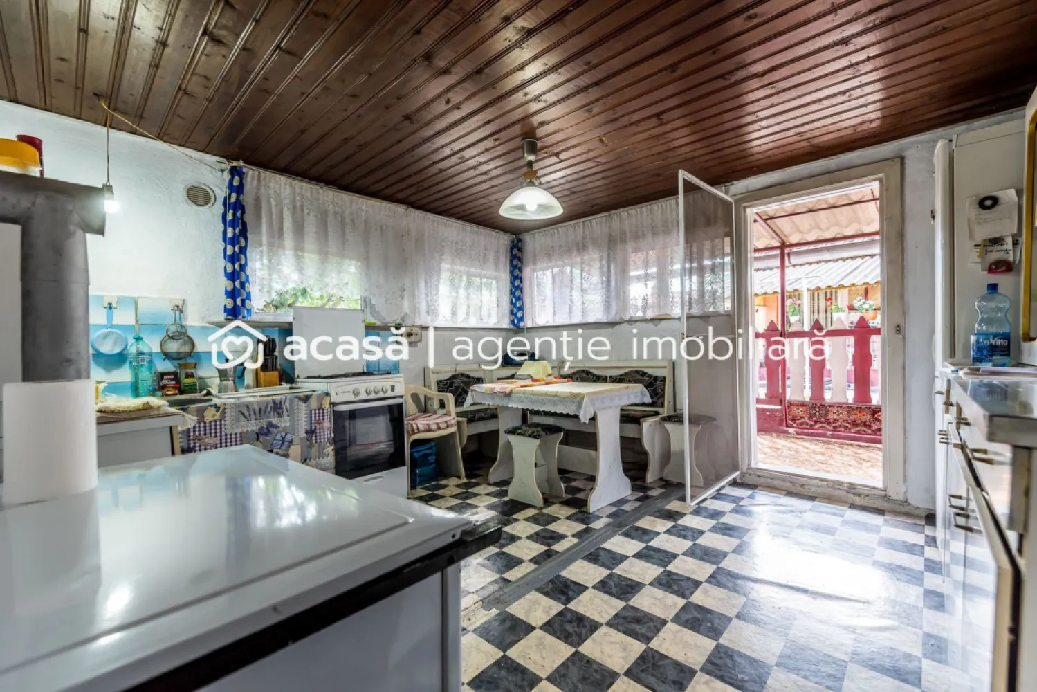 Casa 3 camere, bucatarie si baie, in zona centrala din Chisineu-Cris