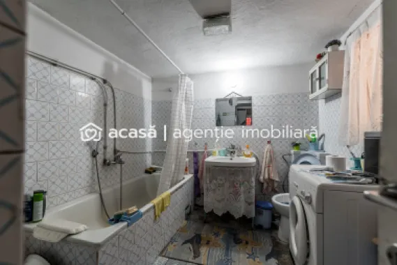 Casa 3 camere, bucatarie si baie, in zona centrala din Chisineu-Cris