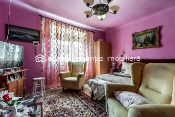 Casa 3 camere, bucatarie si baie, in zona centrala din Chisineu-Cris