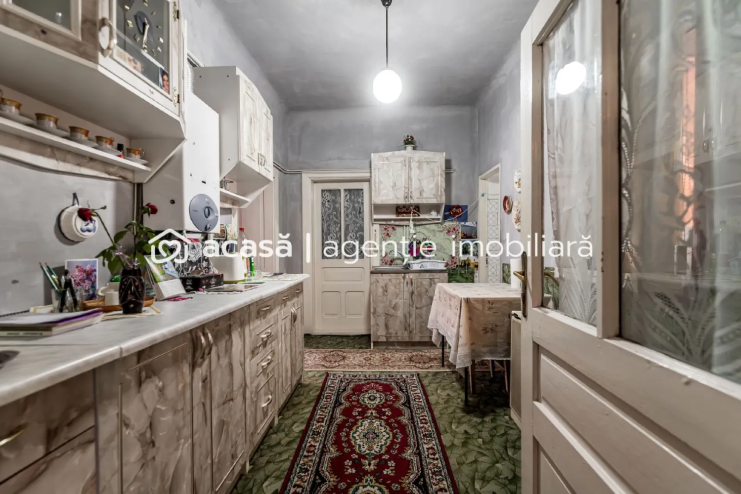 Casa 3 camere, bucatarie si baie, in zona centrala din Chisineu-Cris
