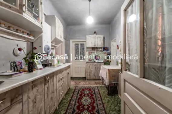 Casa 3 camere, bucatarie si baie, in zona centrala din Chisineu-Cris