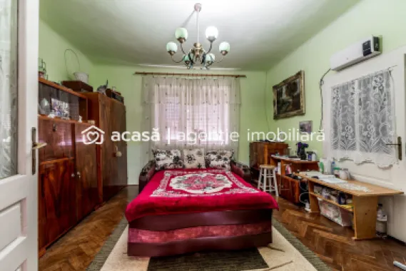 Casa 3 camere, bucatarie si baie, in zona centrala din Chisineu-Cris