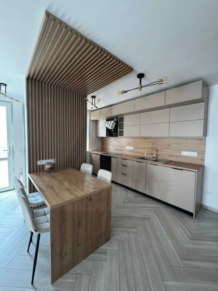 Casa moderna 4 camere 2 bai si curte libera 220 mp pe Calea Cisnadiei - Agentia imobiliara Azura Estates va propune spre vanzare o casa moderna, tip triplex (pozitionata pe colt ), superb amenajata cu materiale premium, locuita din iulie 2025, avand o suprafata utila de 119 mp, curte libera 200 mp, loc de parcare privat si terasa acoperita pe Calea Cisnadiei.
 Zona Calea Cisnădiei este una dintre cele mai dinamice arii rezidențiale din Sibiu. Oferă liniște, aer curat și o comunitate tânără, ideală pentru familii moderne. Accesul rapid către oraș și infrastructura în plină dezvoltare sporesc valoarea investiției. 

Detalii esențiale:
Suprafață utilă: 119 mp
Curte liberă: 200 mp
Loc de parcare privat
Terasă acoperită cu vedere spre munți
Locuită din iulie 2025

Compartimentare și dotări:
Living generos cu bucătărie open space, mobilat și utilat cu finisaje premium
3 dormitoare matrimoniale spațioase, complet mobilate
Dressing dedicat, cu electrocasnice și zonă de călcat haine integrată
2 băi elegante, cu ferestre de aerisire, duș walk-in și cadă freestanding
Terasă acoperită, perfectă pentru relaxare în aer liber

Curte individuală – ideală pentru grădinărit, joacă sau petreceri în familie

Pretul de vanzare al casei este de 215000 euro negociabil!