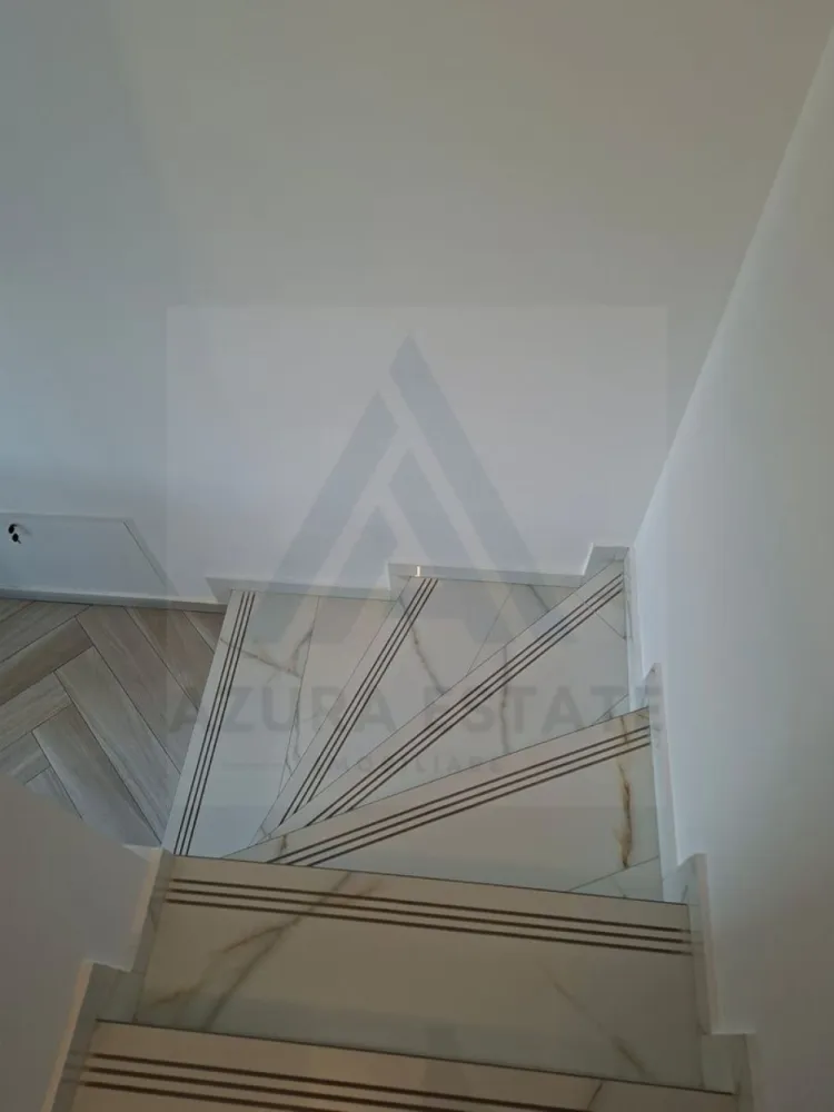 Casa moderna 4 camere 2 bai si curte libera 220 mp pe Calea Cisnadiei - Agentia imobiliara Azura Estates va propune spre vanzare o casa moderna, tip triplex (pozitionata pe colt ), superb amenajata cu materiale premium, locuita din iulie 2025, avand o suprafata utila de 119 mp, curte libera 200 mp, loc de parcare privat si terasa acoperita pe Calea Cisnadiei.
 Zona Calea Cisnădiei este una dintre cele mai dinamice arii rezidențiale din Sibiu. Oferă liniște, aer curat și o comunitate tânără, ideală pentru familii moderne. Accesul rapid către oraș și infrastructura în plină dezvoltare sporesc valoarea investiției. 

Detalii esențiale:
Suprafață utilă: 119 mp
Curte liberă: 200 mp
Loc de parcare privat
Terasă acoperită cu vedere spre munți
Locuită din iulie 2025

Compartimentare și dotări:
Living generos cu bucătărie open space, mobilat și utilat cu finisaje premium
3 dormitoare matrimoniale spațioase, complet mobilate
Dressing dedicat, cu electrocasnice și zonă de călcat haine integrată
2 băi elegante, cu ferestre de aerisire, duș walk-in și cadă freestanding
Terasă acoperită, perfectă pentru relaxare în aer liber

Curte individuală – ideală pentru grădinărit, joacă sau petreceri în familie

Pretul de vanzare al casei este de 215000 euro negociabil!