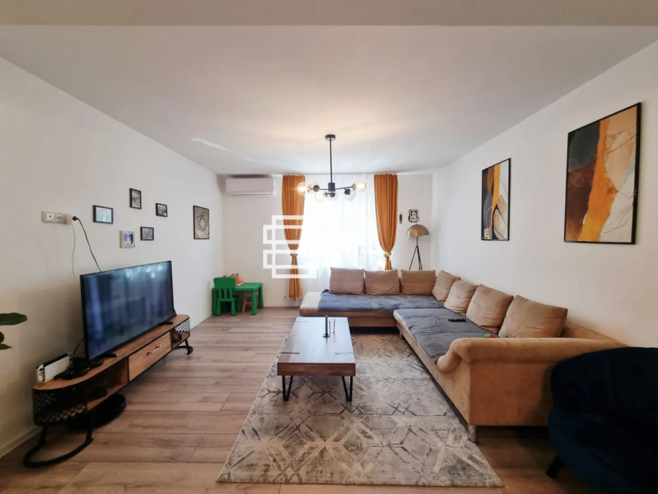 Casă individuală 4 dormitoare | Teren 475 mp | Panouri fotovoltaice| Sura Mare - Casă individuală 4 dormitoare | Teren 475 mp | Panouri fotovoltaice| Sura Mare

Vă prezentăm o proprietate modernă și eficientă energetic, situată în Sura Mare, într-o zonă liniștită de case, ideală pentru o familie care își dorește spațiu, confort și costuri reduse de întreținere.

Locuința este construită pe un teren de 475 mp și beneficiază de un regim de înălțime P+M, având o suprafață utilă de aprox. 130 mp și o suprafață construită desfășurată de 188,5 mp.
- Suprafata teren : 475 mp din care curte liberă: aprox 286 mp.

Compartimentare:
Parter: hol de accesliving generos open-space cu bucătărie și zonă de dining; dormito/birour;cămară, baie.
Mansardă: hol, 3 dormitoare, baie, 2 dressing-uri.

Dotări și beneficii:
Casă individuală
Complet mobilată și utilată
Izolație termică exterioară
Aer condiționat
Internet și fibră optică
Toate utilitățile: apă, gaz, curent, canalizare
Sistem fotovoltaic performant:
Panouri solare: 7,5 kW
Invertor: 6 kW
Baterii de stocare: 15 kW

Acest sistem oferă independență energetică sporită și costuri considerabil reduse la energie.

Curtea oferă suficient spațiu pentru amenajarea unei zone de relaxare, loc de joacă pentru copii, foișor sau grădină.

O proprietate complet pregătită pentru mutare, care îmbină eficiența energetică, compartimentarea practică și confortul unei case familiale.

Preț: 248.000 €