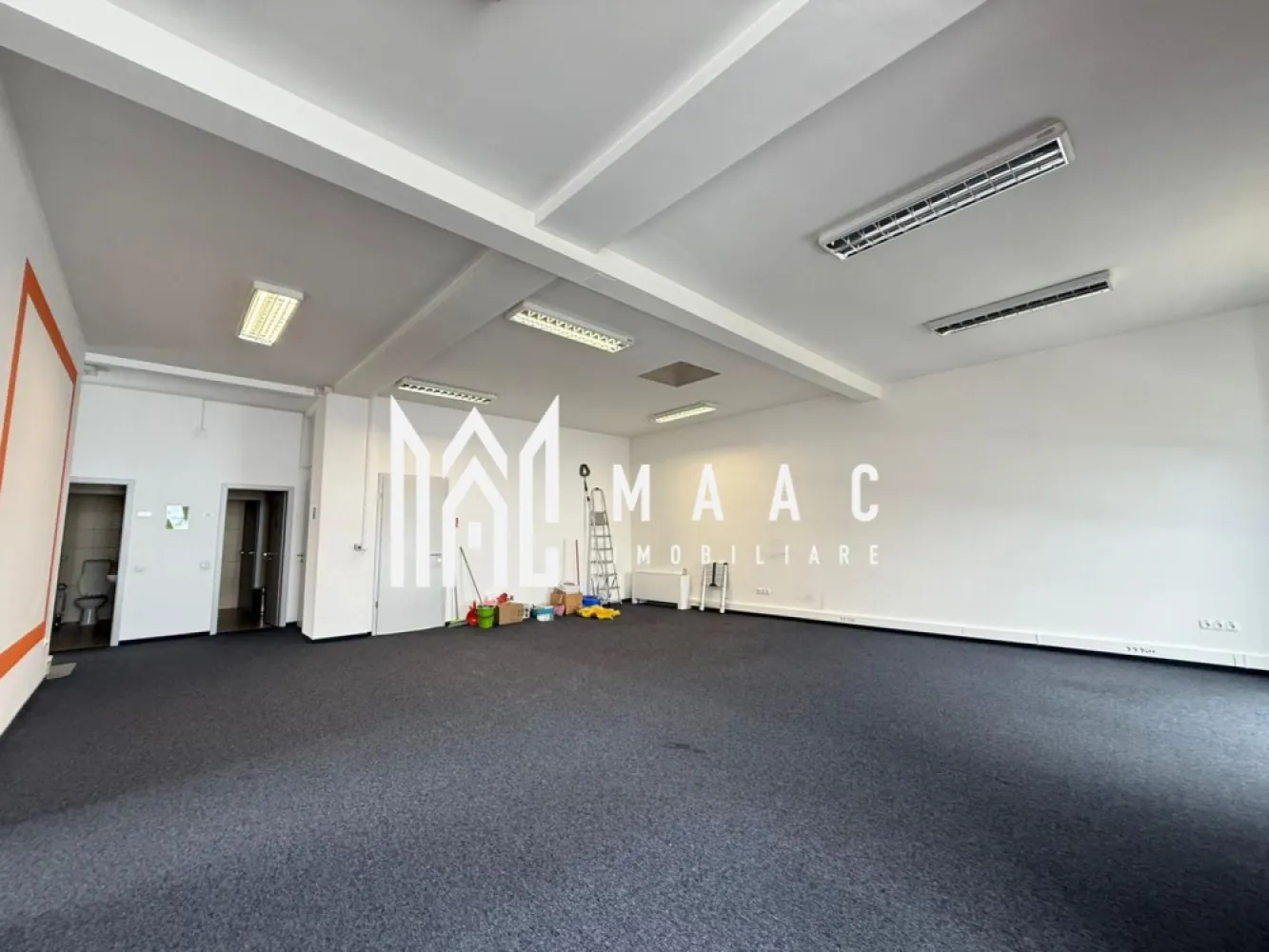 Spațiu comercial | 266 MPU | etaj 1 | zona Shopping City - MAAC IMOBILIARE ofera, spre închiriere, etajul 1 al unui imobil situat la intrarea în oraș, în apropierea Shopping City. Constructia, cu o configurație funcțională și flexibilă permite organizarea spațiilor în funcție de specificul fiecărui business, fie că vorbim de retail, servicii, birouri sau activități conexe. Etajul are suprafața de 226 m², include bucătărie complet mobilată/utilată și toalete separate. Clădirea are acces cu cartelă, interfon și este avizată de Pompieri. Încălzirea: ventiloconvectoare pe curent, centrală pe gaz, aer condiționat și curent trifazic. Spațiul este ideal pentru: -Retail premium / showroom -Spații de servicii (financiare, consultanță, beauty, wellness, educație) -Birouri sau sedii de firmă -Centre de training, prezentare sau relații cu publicul Configurația permite atât activitate cu acces direct al clienților, cât și organizare de tip corporate, cu delimitarea clară a zonelor publice și private. Disponibilitate imediată și condiții contractuale adaptabile pe termen mediu și lung (3-5 ani). Se închiriază de pe persoană juridică. Se percepe garanție în cuantumul a 3 chirii lunare. Fațada cladirii permite reclamă. Locuri de parcare în curtea cladirii și în imediata apropiere. Pentru mai multe detalii precizati telefonic ca ati vazut anuntul cu ID: CP2900993 }}