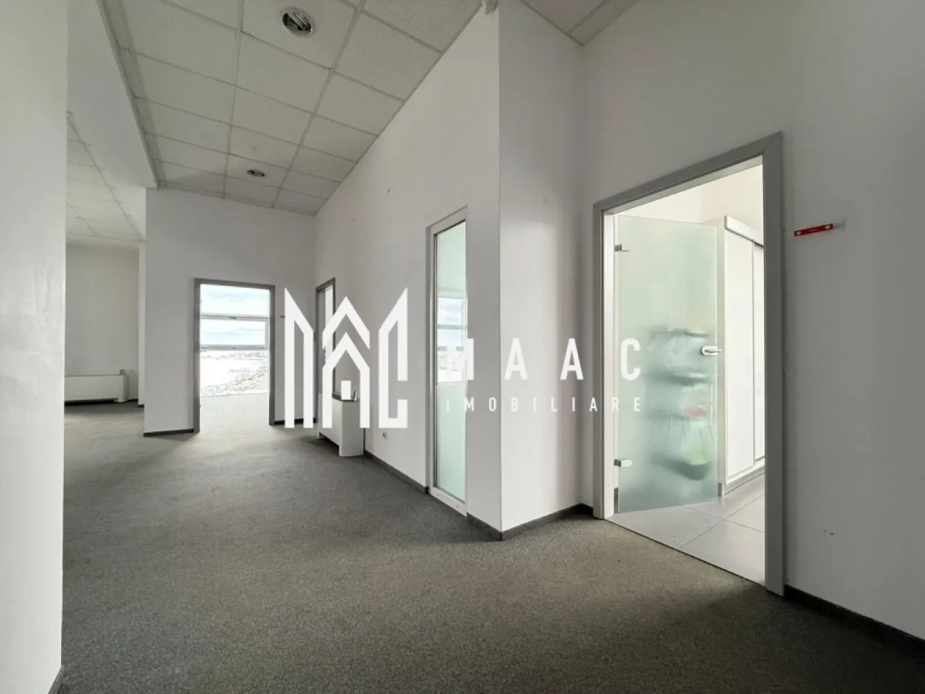 Spațiu comercial | 266 MPU | etaj 1 | zona Shopping City - MAAC IMOBILIARE ofera, spre închiriere, etajul 1 al unui imobil situat la intrarea în oraș, în apropierea Shopping City. Constructia, cu o configurație funcțională și flexibilă permite organizarea spațiilor în funcție de specificul fiecărui business, fie că vorbim de retail, servicii, birouri sau activități conexe. Etajul are suprafața de 226 m², include bucătărie complet mobilată/utilată și toalete separate. Clădirea are acces cu cartelă, interfon și este avizată de Pompieri. Încălzirea: ventiloconvectoare pe curent, centrală pe gaz, aer condiționat și curent trifazic. Spațiul este ideal pentru: -Retail premium / showroom -Spații de servicii (financiare, consultanță, beauty, wellness, educație) -Birouri sau sedii de firmă -Centre de training, prezentare sau relații cu publicul Configurația permite atât activitate cu acces direct al clienților, cât și organizare de tip corporate, cu delimitarea clară a zonelor publice și private. Disponibilitate imediată și condiții contractuale adaptabile pe termen mediu și lung (3-5 ani). Se închiriază de pe persoană juridică. Se percepe garanție în cuantumul a 3 chirii lunare. Fațada cladirii permite reclamă. Locuri de parcare în curtea cladirii și în imediata apropiere. Pentru mai multe detalii precizati telefonic ca ati vazut anuntul cu ID: CP2900993 }}