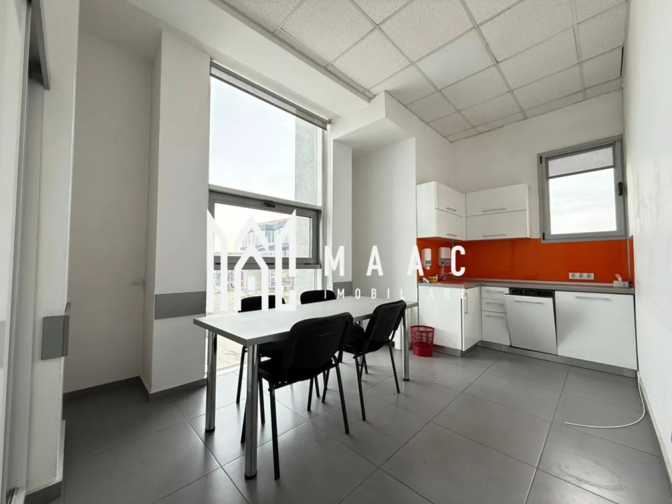 Spațiu comercial | 266 MPU | etaj 1 | zona Shopping City - MAAC IMOBILIARE ofera, spre închiriere, etajul 1 al unui imobil situat la intrarea în oraș, în apropierea Shopping City. Constructia, cu o configurație funcțională și flexibilă permite organizarea spațiilor în funcție de specificul fiecărui business, fie că vorbim de retail, servicii, birouri sau activități conexe. Etajul are suprafața de 226 m², include bucătărie complet mobilată/utilată și toalete separate. Clădirea are acces cu cartelă, interfon și este avizată de Pompieri. Încălzirea: ventiloconvectoare pe curent, centrală pe gaz, aer condiționat și curent trifazic. Spațiul este ideal pentru: -Retail premium / showroom -Spații de servicii (financiare, consultanță, beauty, wellness, educație) -Birouri sau sedii de firmă -Centre de training, prezentare sau relații cu publicul Configurația permite atât activitate cu acces direct al clienților, cât și organizare de tip corporate, cu delimitarea clară a zonelor publice și private. Disponibilitate imediată și condiții contractuale adaptabile pe termen mediu și lung (3-5 ani). Se închiriază de pe persoană juridică. Se percepe garanție în cuantumul a 3 chirii lunare. Fațada cladirii permite reclamă. Locuri de parcare în curtea cladirii și în imediata apropiere. Pentru mai multe detalii precizati telefonic ca ati vazut anuntul cu ID: CP2900993 }}