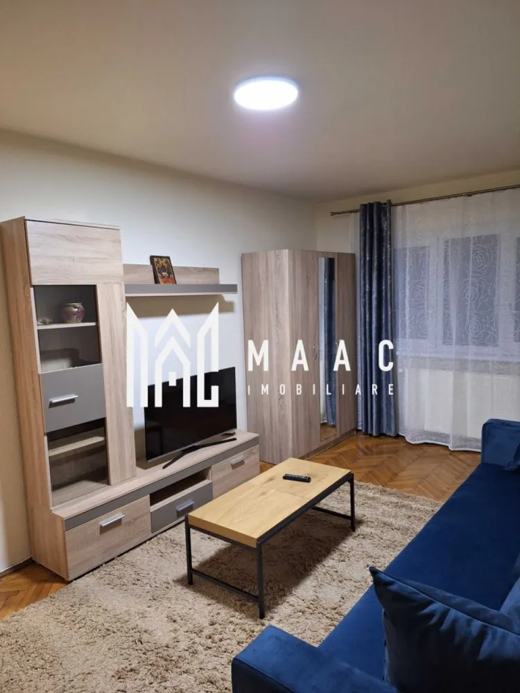 Apartament 3 Camere I Decomandat I Calea Dumbravii - MAAC Imobiliare vă propune spre închiriere un apartament de 3 camere, situat în zona Calea Dumbravii. Apartamentul recent renovat, decomandată, este compus din hol de acces, bucătărie separată, living, 2 dormitoare și baie. În imediata apropiere exista stații pentru transportul în comun, acces rapid către Parcul Sub Arini și centrul orașului. Se preda mobilat și utilat. Nu se acceptă animale de companie. Se percepe o garanție în cuantumul unei chirii lunare. Pentru mai multe detalii, specificați telefonic că ați văzut anunțul cu ID: CP2900691. }}