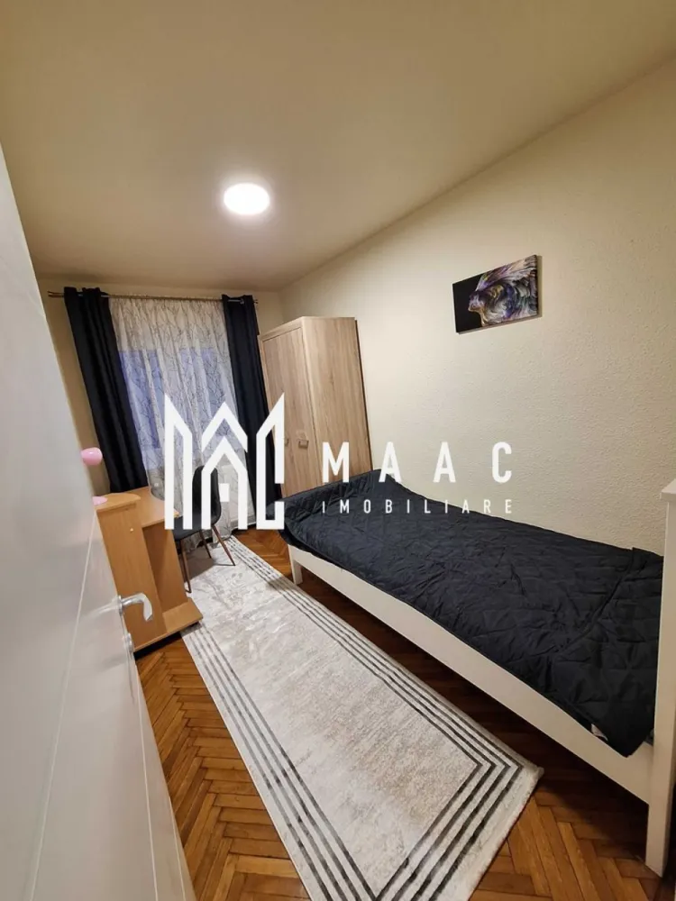 Apartament 3 Camere I Decomandat I Calea Dumbravii - MAAC Imobiliare vă propune spre închiriere un apartament de 3 camere, situat în zona Calea Dumbravii. Apartamentul recent renovat, decomandată, este compus din hol de acces, bucătărie separată, living, 2 dormitoare și baie. În imediata apropiere exista stații pentru transportul în comun, acces rapid către Parcul Sub Arini și centrul orașului. Se preda mobilat și utilat. Nu se acceptă animale de companie. Se percepe o garanție în cuantumul unei chirii lunare. Pentru mai multe detalii, specificați telefonic că ați văzut anunțul cu ID: CP2900691. }}