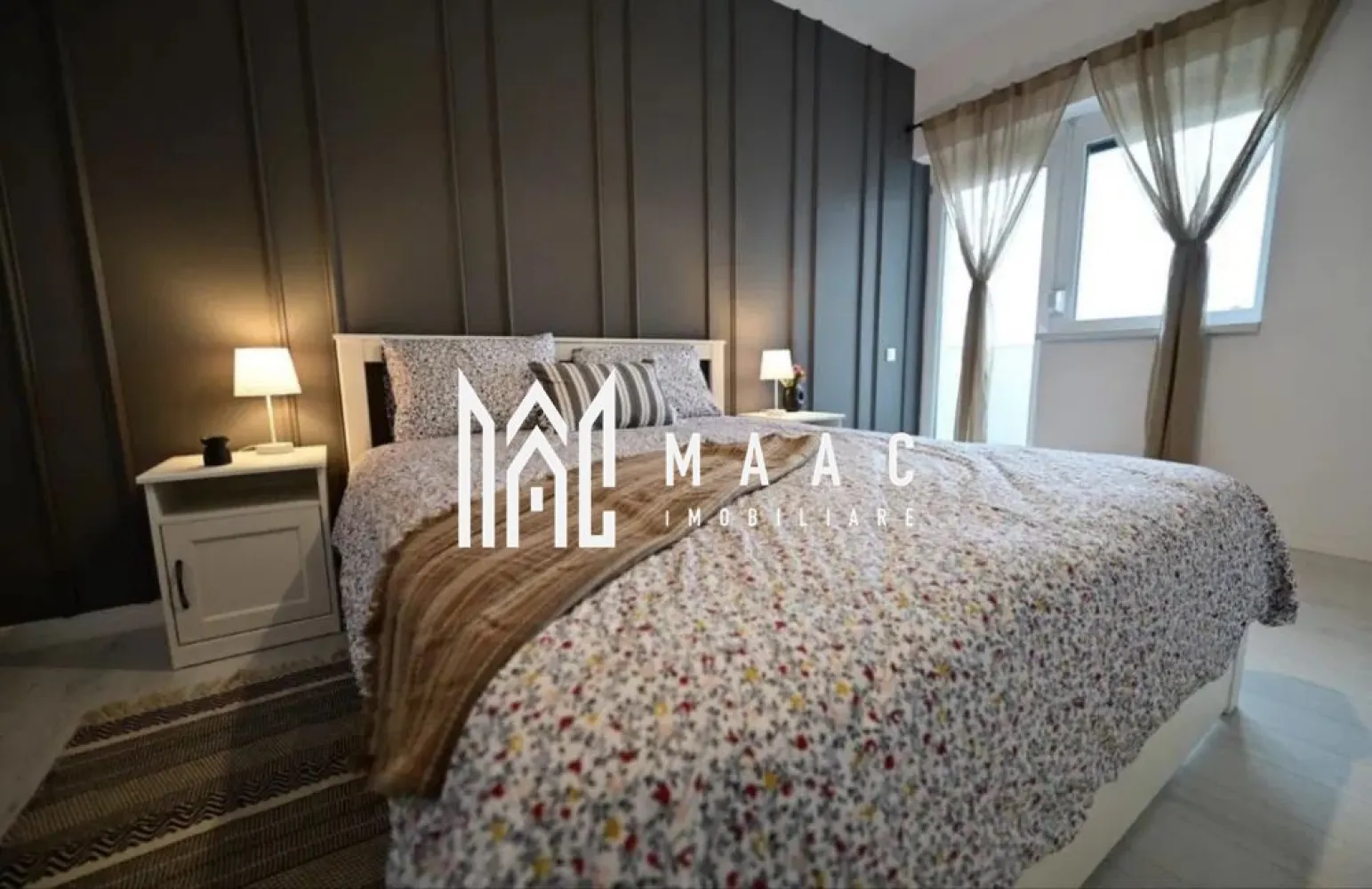 Apartament modern | 2 camere | - MAAC Imobiliare va propune spre închiriere un apartament nou cu 2 dormitoare, situat la etajul 1, în cartierul Deventer, zonă nouă cu acces rapid spre Centru și Zona de Vest. Apartamentul este decomandat, are bucătărie separată, baie și balcon, cu acces din ambele dormitoare. Locuința dispune de încălzire în pardoseală, termostat în fiecare cameră și finisaje moderne. Beneficiezi de mașină de spălat rufe, mașină de spălat vase, frigider și televizoare în fiecare cameră. Apartamentul este bine izolat, luminos și include loc de parcare aproape de bloc. Se închiriază pe termen lung, cu o lună garanție. Fără animale de companie și fără fumat în interior. Stația de autobuz se află chiar în fața blocului, ceea ce îți oferă mobilitate zilnică ușoară. Pentru mai multe detalii vă rugăm să ne contactați, menționând ID:CP2895313 }}