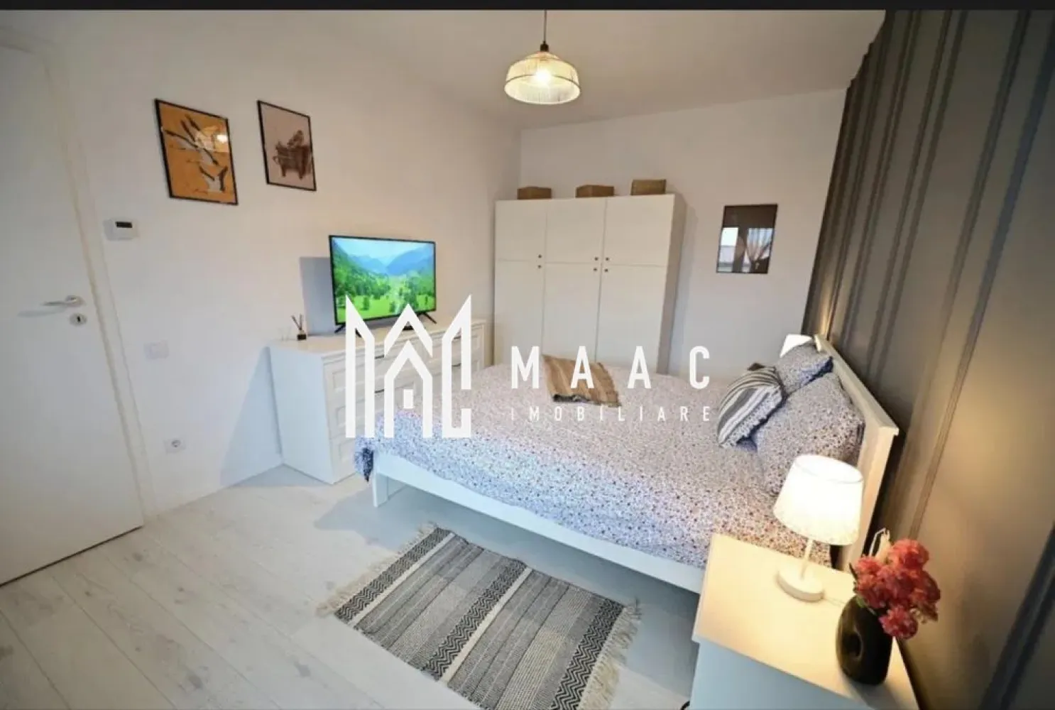 Apartament modern | 2 camere | - MAAC Imobiliare va propune spre închiriere un apartament nou cu 2 dormitoare, situat la etajul 1, în cartierul Deventer, zonă nouă cu acces rapid spre Centru și Zona de Vest. Apartamentul este decomandat, are bucătărie separată, baie și balcon, cu acces din ambele dormitoare. Locuința dispune de încălzire în pardoseală, termostat în fiecare cameră și finisaje moderne. Beneficiezi de mașină de spălat rufe, mașină de spălat vase, frigider și televizoare în fiecare cameră. Apartamentul este bine izolat, luminos și include loc de parcare aproape de bloc. Se închiriază pe termen lung, cu o lună garanție. Fără animale de companie și fără fumat în interior. Stația de autobuz se află chiar în fața blocului, ceea ce îți oferă mobilitate zilnică ușoară. Pentru mai multe detalii vă rugăm să ne contactați, menționând ID:CP2895313 }}