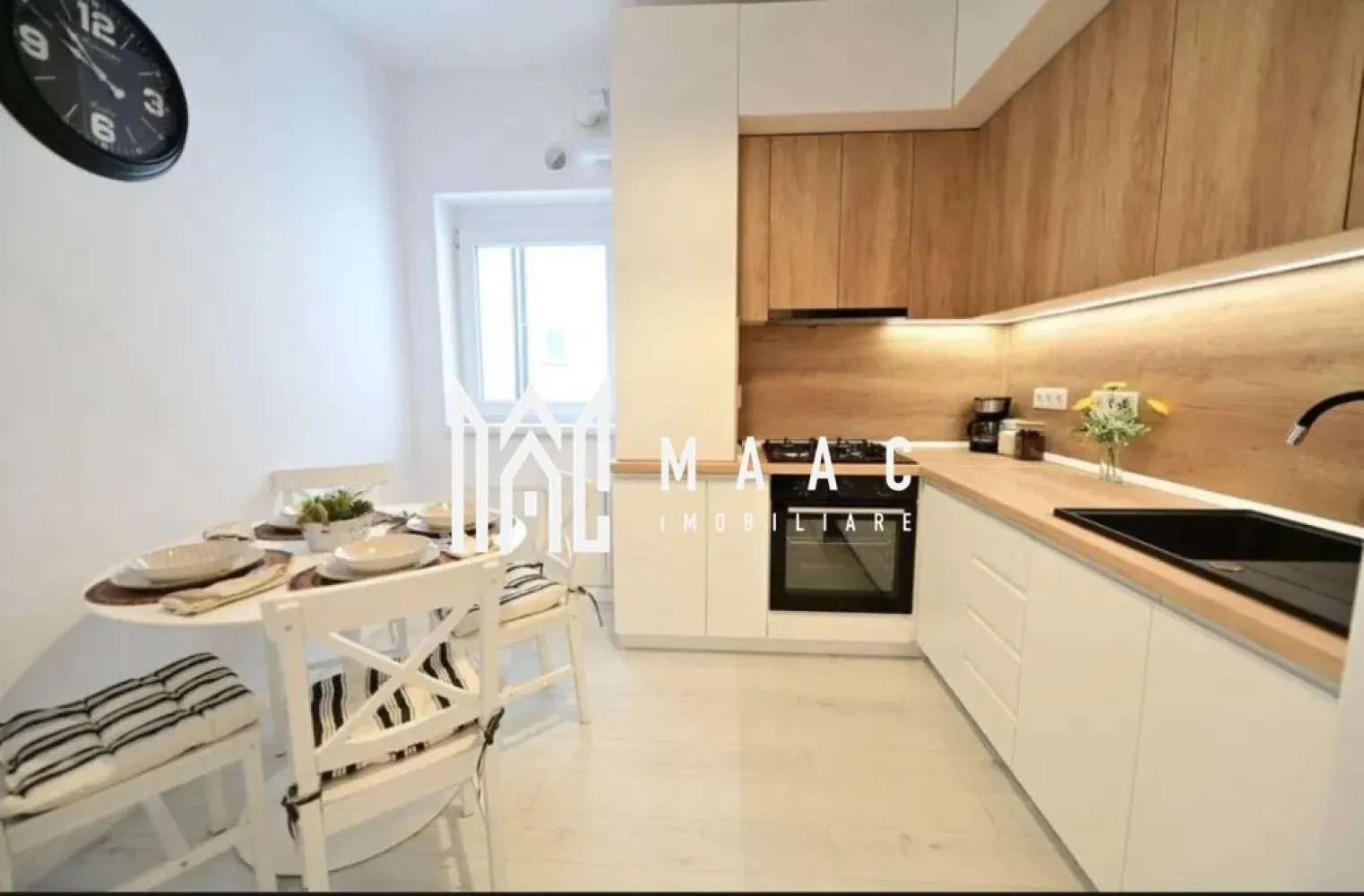 Apartament modern | 2 camere | - MAAC Imobiliare va propune spre închiriere un apartament nou cu 2 dormitoare, situat la etajul 1, în cartierul Deventer, zonă nouă cu acces rapid spre Centru și Zona de Vest. Apartamentul este decomandat, are bucătărie separată, baie și balcon, cu acces din ambele dormitoare. Locuința dispune de încălzire în pardoseală, termostat în fiecare cameră și finisaje moderne. Beneficiezi de mașină de spălat rufe, mașină de spălat vase, frigider și televizoare în fiecare cameră. Apartamentul este bine izolat, luminos și include loc de parcare aproape de bloc. Se închiriază pe termen lung, cu o lună garanție. Fără animale de companie și fără fumat în interior. Stația de autobuz se află chiar în fața blocului, ceea ce îți oferă mobilitate zilnică ușoară. Pentru mai multe detalii vă rugăm să ne contactați, menționând ID:CP2895313 }}