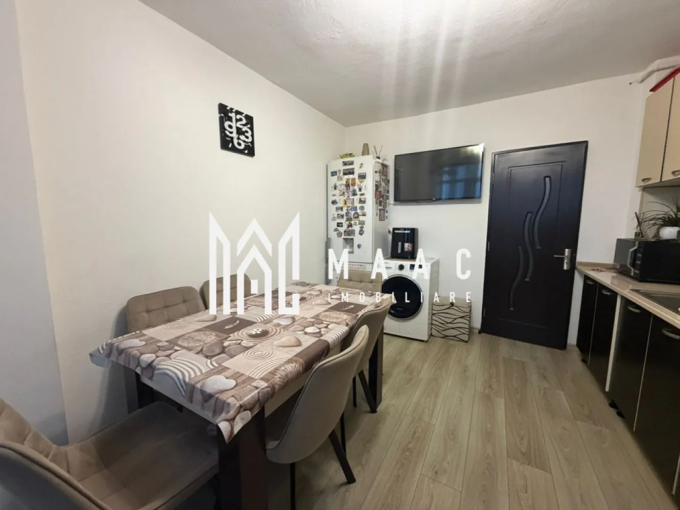 Apartament 2 camere | Decomandat | Renovat | Vasile Aaron - MAAC Imobiliare vă propune spre vânzare un apartament decomandat cu 2 camere, situat la etajul 4 al unui bloc de apartamente construit în anul 1980, într-o zonă accesibilă și bine conectată din Sibiu. Proprietatea este ideală pentru cei care caută un apartament modern, confortabil și pregătit pentru mutare imediată, beneficiind de spații bine compartimentate și finisaje moderne realizate în anul 2023.

Apartamentul dispune de o suprafață utilă de 54 mp și o suprafață construită de 75 mp, oferind un spațiu generos și funcțional atât pentru locuit, cât și pentru investiție. Compartimentarea decomandată asigură confort și intimitate, iar poziționarea într-o zonă liniștită și convenabilă contribuie la un stil de viață relaxat și acces facil către principalele puncte de interes ale orașului.

Compartimentare:
-Living
-Dormitor
-Bucătărie
-Baie
-Hol

Caracteristici și beneficii:
-Compartimentare decomandată
-Suprafață utilă: 54 mp
-Suprafață construită: 75 mp
-Apartament finisat modern în 2023
-Etaj 4
-Bloc construit în 1980
-Confort 1
-Imobil finalizat
-Spații luminoase și bine organizate
-Pregătit pentru mutare imediată
-Ideal pentru locuit sau investiție

Proprietatea reprezintă o oportunitate excelentă pentru persoanele care își doresc un apartament cu 2 camere în Sibiu, într-o zonă bine conectată și apreciată, cu acces rapid către magazine, mijloace de transport și alte facilități importante ale orașului.

Pentru detalii suplimentare sau programarea unei vizionări, vă rugăm să specificați telefonic CP2995549.