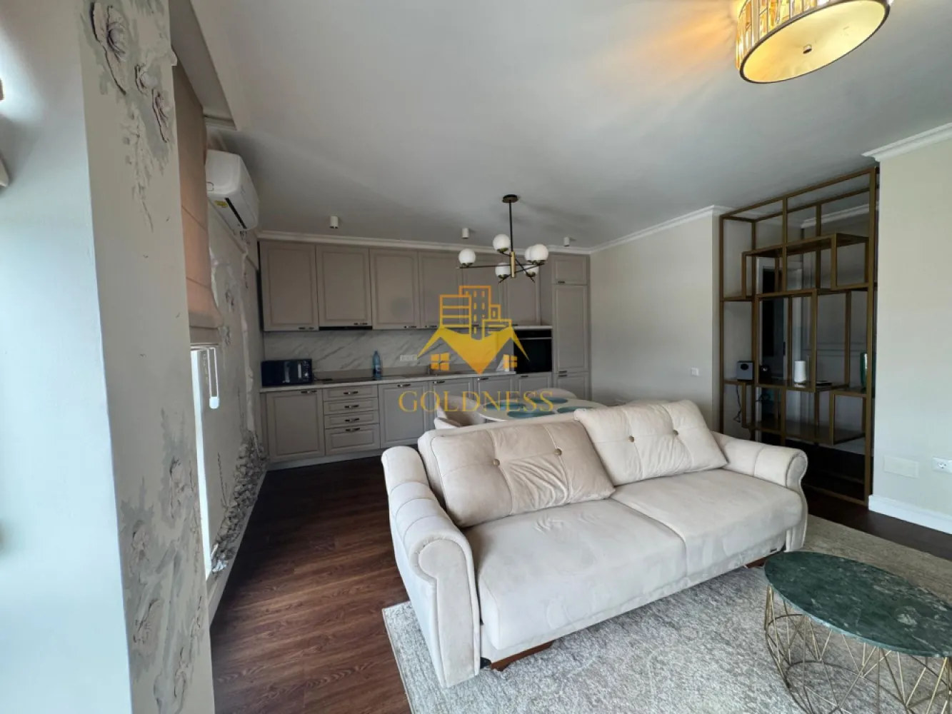 2 camere, lux, bloc nou, parcare, AC, Andrei Muresanu zona Mega Image - GOLDNESS Imobiliare vă propune spre închiriere un apartament cu 2 camere complet mobilat și utilat, la etajul 7 într-un imobil de 7 etaje, în cartierul Andrei Muresanu. Apartamentul este compartimentat astfel:
 - dormitor cu pat matrimonial, dressing, noptiere
 - living cu bucatarie open-space complet utilată, canapea extensibla, loc de servit masa 
 - baie cu cabina de dus, calorifer port prosop inox și dulap pentru depozitare.

Imobilul este dotat cu toate cele necesare- centrală proprie, mașină de spălat haine, frigider, plită electrică, hotă, TV, etc. 
Se află în apropierea stațiilor de transport în comun, magazine, restaurante, spații verzi, farmacii, etc. 
Dispune de loc de parcare subterana!

Dacă sunteți interesați de acest apartament și doriți să îl vizionați, dar și pentru alte oferte sau detalii nu ezitați să ne contactați telefonic sau prin e-mail - goldnessimobiliare@gmail.com. Vă stăm la dispoziție!