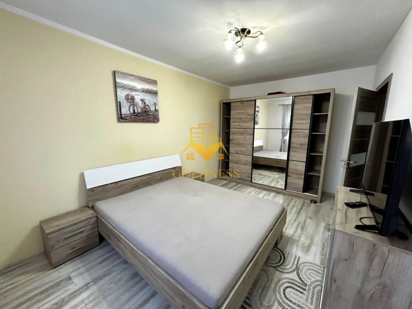 3 camere open space, Parcare, Modern, Eroilor, Storia Cucina, Floresti - GOLDNESS Imobiliare vă propune spre închiriere un apartament cu 3 camere complet mobilat și utilat, la etajul 3 într-un imobil de 5 etaje, în cartierul Floresti. 
Dispune de parcare subterana!

Apartamentul este compartimentat astfel:
 - dormitor cu pat matrimonial, dressing, noptiere
 - dormitor cu pat matrimonial, dressing, noptiere
 - living cu bucatarie open-space complet utilată, canapea extensibla, loc de servit masa 
 - baie cu cada, calorifer port prosop inox și dulap pentru depozitare.
 - balcon de 5 mp.

Imobilul este dotat cu toate cele necesare- centrală proprie, frigider, aragaz, hotă, mașină de spălat haine, tv, etc. 

Dacă sunteți interesați de acest apartament și doriți să îl vizionați, dar și pentru alte oferte nu ezitați să ne contactați telefonic sau prin e-mail. Vă stăm la dispoziție!
Pentru intermediere se percepe un comision de 50% din prețul chiriei!