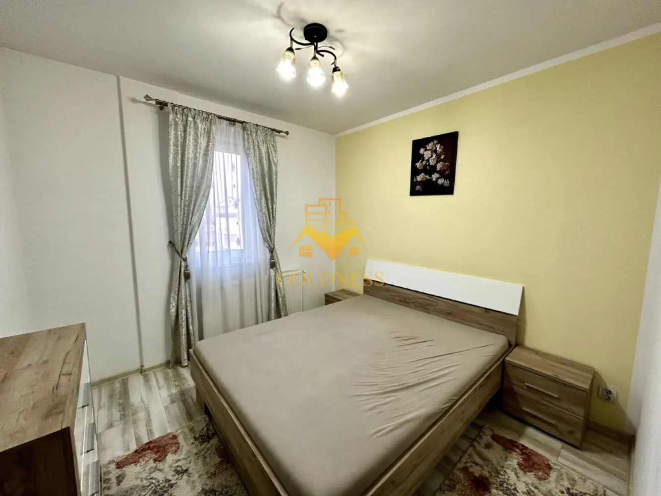 3 camere open space, Parcare, Modern, Eroilor, Storia Cucina, Floresti - GOLDNESS Imobiliare vă propune spre închiriere un apartament cu 3 camere complet mobilat și utilat, la etajul 3 într-un imobil de 5 etaje, în cartierul Floresti. 
Dispune de parcare subterana!

Apartamentul este compartimentat astfel:
 - dormitor cu pat matrimonial, dressing, noptiere
 - dormitor cu pat matrimonial, dressing, noptiere
 - living cu bucatarie open-space complet utilată, canapea extensibla, loc de servit masa 
 - baie cu cada, calorifer port prosop inox și dulap pentru depozitare.
 - balcon de 5 mp.

Imobilul este dotat cu toate cele necesare- centrală proprie, frigider, aragaz, hotă, mașină de spălat haine, tv, etc. 

Dacă sunteți interesați de acest apartament și doriți să îl vizionați, dar și pentru alte oferte nu ezitați să ne contactați telefonic sau prin e-mail. Vă stăm la dispoziție!
Pentru intermediere se percepe un comision de 50% din prețul chiriei!
