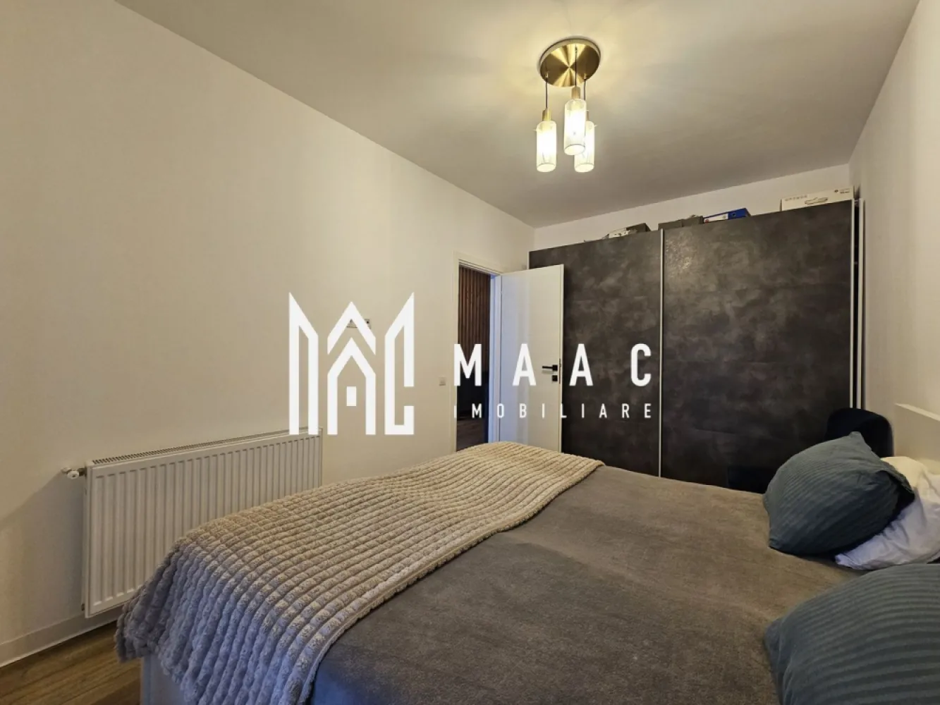 Apartament 2 camere | Etaj 2 | Parcare | Lift | Garden City - MAAC Imobiliare vă propune spre vânzare un apartament modern cu 2 camere, situat în cartierul Turnișor, în cadrul ansamblului rezidențial Garden City Residence, bloc construit în urmă cu aproximativ 3 ani. Apartamentul este amplasat la etajul 2 din 4, într-un imobil dotat cu lift, și are o suprafață utilă de 54 mp, la care se adaugă un balcon de 2,6 mp. Compartimentarea este practică și bine gândită: living cu bucătărie open space dormitor baie balcon Locuința se vinde complet mobilată și utilată, exact ca în poze, fiind ideală atât pentru mutare imediată, cât și pentru investiție în vederea închirierii. Avantaje principale: loc de parcare inclus în preț bloc nou, cu lift etaj intermediar apartament relativ nou, bine întreținut Zona este liniștită, cu acces facil către oraș, magazine și mijloace de transport în comun, oferind un echilibru excelent între confort și funcționalitate. Apartamentul este ideal pentru un cuplu, o persoană singură sau ca investiție sigură. Pentru mai multe informații sau pentru programarea unei vizionări, MAAC Imobiliare vă stă cu drag la dispoziție. ID: CP2881112. }}