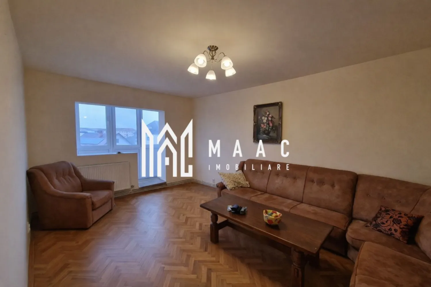 Apartament 4 Camere | 2 bai | 2 balcoane | Pivnita | Central - MAAC Imobiliare vă propune spre vânzare un apartament spațios cu 4 Camere decomandat, situat în zona Centrala, intr-un imobil cu 5 etaje. Apartamentul este amplasat la etajul 3, oferind un echilibru ideal între confort și accesibilitate. Locuința are o suprafață totală de 82.6 MPU și beneficiază de o compartimentare practică și funcțională, după cum urmează: * Living generos (cu balcon inchis) * 3 Dormitoare * 2 Grupuri sanitare * Bucătărie inchisa cu Debara * 2 Balcoane inchise cu geam termopan Apartamentul se vinde parțial mobilat și utilat, conform fotografiilor de prezentare, fiind pregătit pentru mutare imediată. Poziționarea este una excelentă, cu acces rapid către multiple puncte de interes: magazine, școli, mijloace de transport, zone comerciale și de recreere. Pentru mai multe detalii sau pentru programarea unei vizionări, vă rugam sa precizati ca ati vazut anuntul cu ID: CP2900420 }}