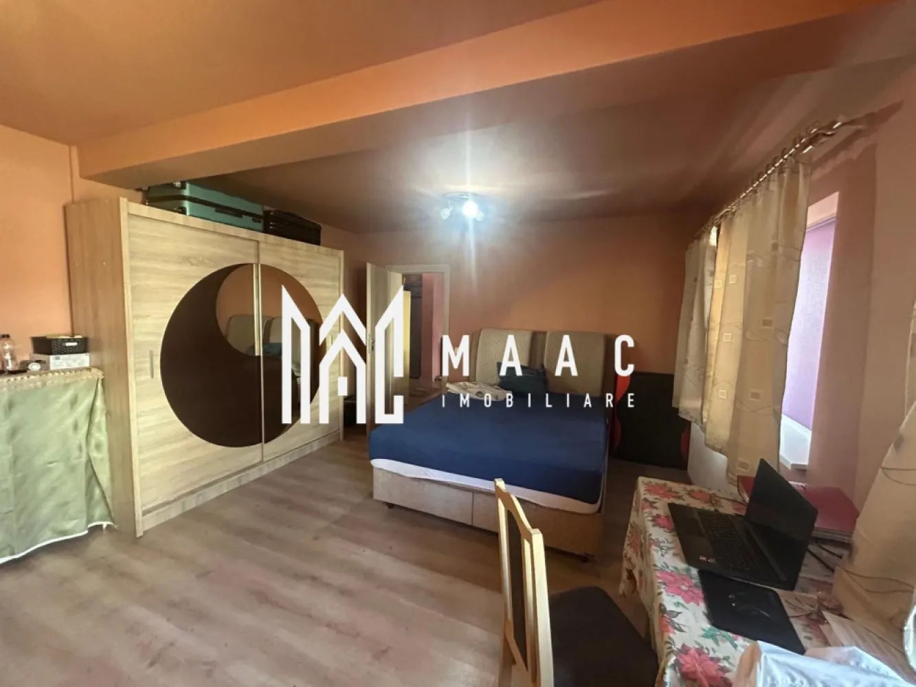 Apartament 2 Camere I Decomandat I Parter I Arhitectilor - Oferim spre vânzare apartament decomandat cu 2 camere, situat la parter, într-un imobil bine întreținut din zona Arhitecților.

Caracteristici:
Suprafață utilă: 46 mp
Compartimentare: living, dormitor, bucătărie separată, baie, hol
Parter, cu acces facil
Loc de parcare inclus
Boxă pentru depozitare
Complet mobilat și utilat
Disponibil imediat

Avantaje:
Zonă liniștită, cu acces rapid la oraș
Aproape de magazine, stații de transport și școli
Apartament pregătit pentru mutare imediată, fără investiții suplimentare