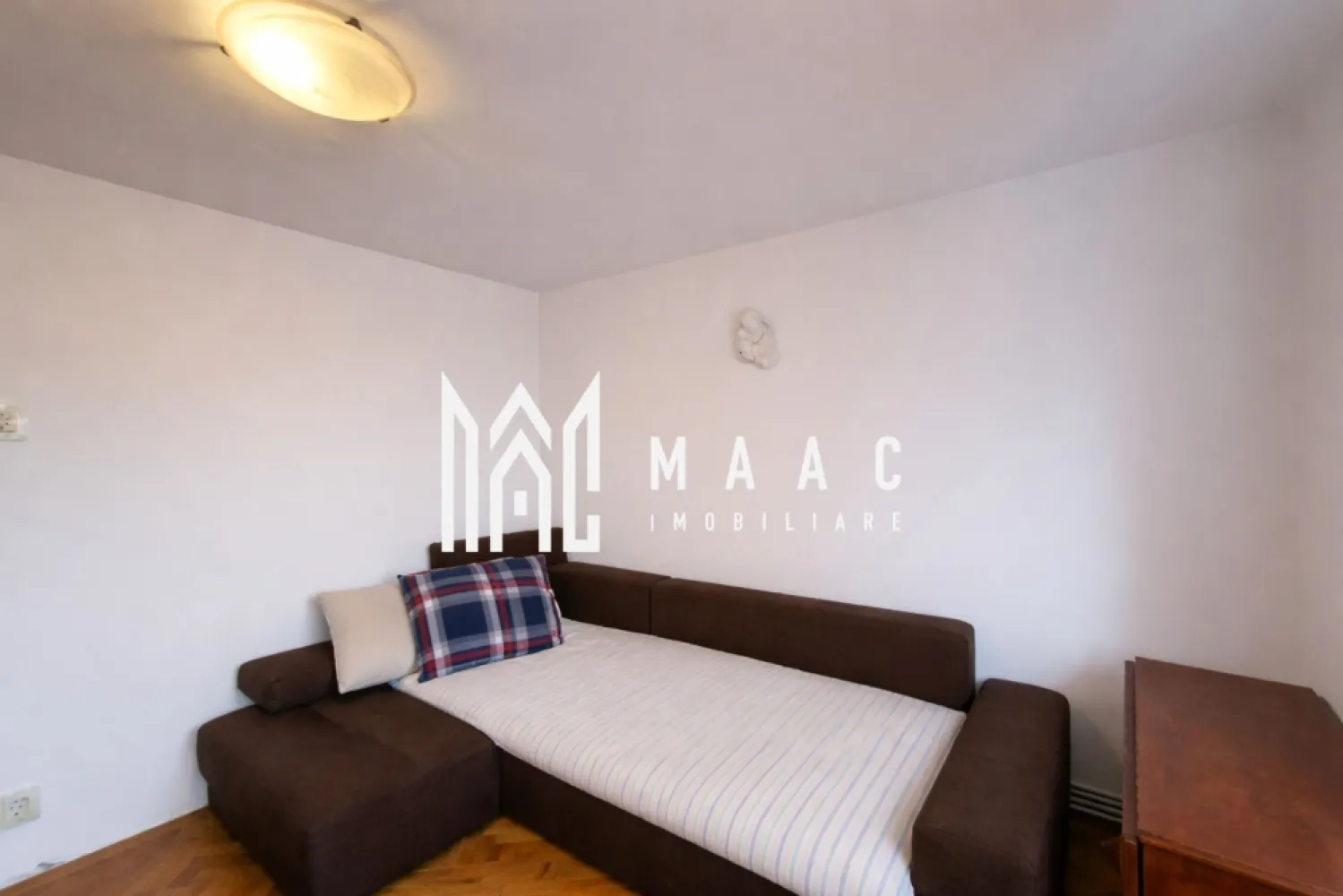 Apartament 4 Camere | 2 bai | 2 balcoane | Pivnita | Central - MAAC Imobiliare vă propune spre vânzare un apartament spațios cu 4 Camere decomandat, situat în zona Centrala, intr-un imobil cu 5 etaje. Apartamentul este amplasat la etajul 3, oferind un echilibru ideal între confort și accesibilitate. Locuința are o suprafață totală de 82.6 MPU și beneficiază de o compartimentare practică și funcțională, după cum urmează: * Living generos (cu balcon inchis) * 3 Dormitoare * 2 Grupuri sanitare * Bucătărie inchisa cu Debara * 2 Balcoane inchise cu geam termopan Apartamentul se vinde parțial mobilat și utilat, conform fotografiilor de prezentare, fiind pregătit pentru mutare imediată. Poziționarea este una excelentă, cu acces rapid către multiple puncte de interes: magazine, școli, mijloace de transport, zone comerciale și de recreere. Pentru mai multe detalii sau pentru programarea unei vizionări, vă rugam sa precizati ca ati vazut anuntul cu ID: CP2900420 }}