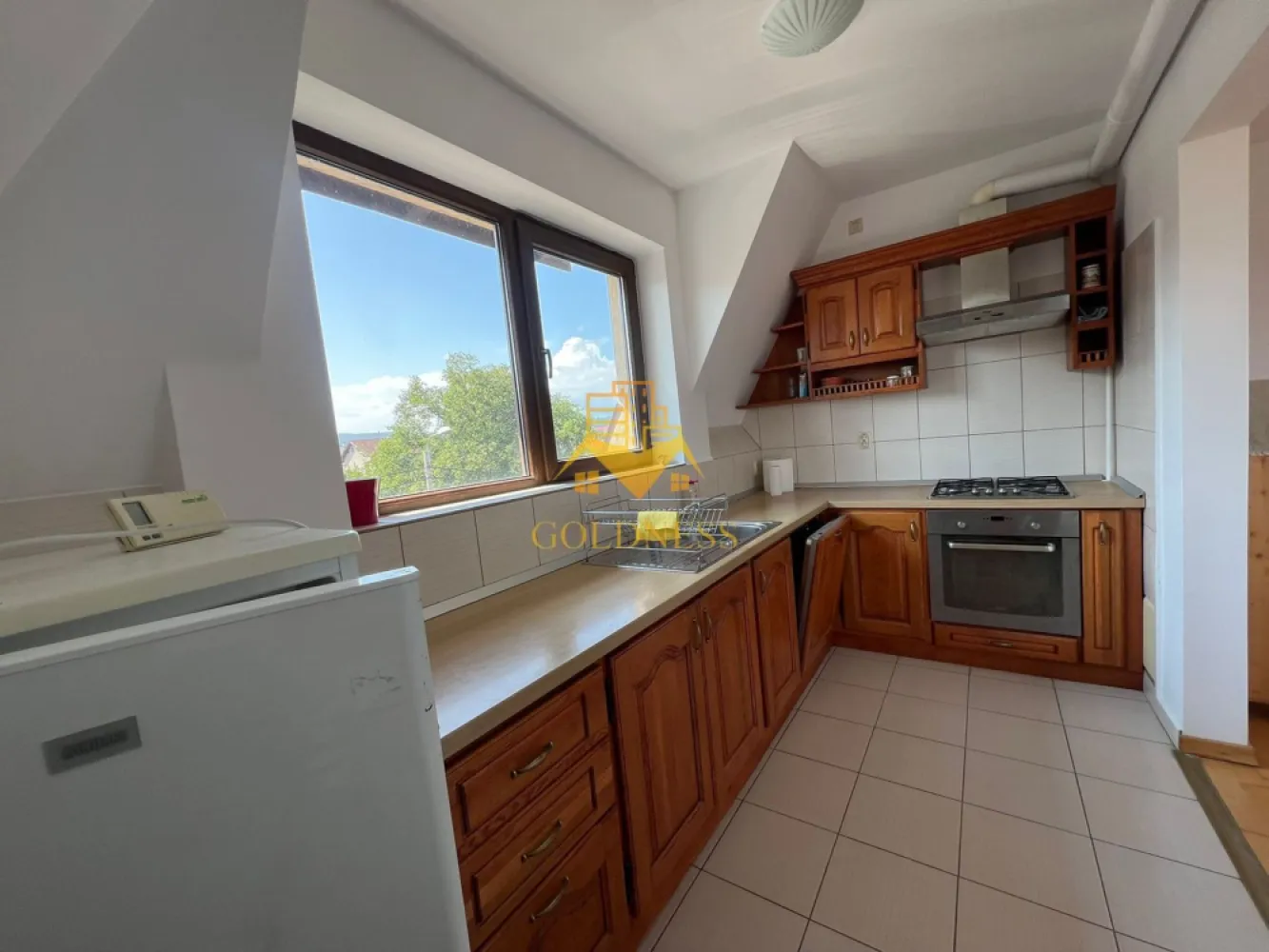 3 camere, Cartierul Europa, Zorilor, Eugen Ionescu, Pet Friendly - GOLDNESS Imobiliare vă propune spre închiriere un apartament cu 3 camere open-space complet mobilat și utilat, la etajul 2 într-un imobil de 3 etaje, în Cartierul Europa.

Se află în apropierea stațiilor de transport în comun, magazine, restaurante, spații verzi, farmacii, etc. 

Apartamentul este compartimentat astfel:
 - dormitor cu pat matrimonial, dressing, noptiere
 - dormitor cu pat single, dressing, noptiere
- living open space cu bucatarie complet utilată și mobilată, loc de servit masa, canapea extensibila 
 - 2 bai, dintre care o baie cu cada si o baie cu cabina de dus, calorifer port prosop și dulap pentru depozitare.
 -2 balcoane de 8 mp fiecare

Imobilul este dotat cu toate cele necesare- centrală proprie, frigider, aragaz, hotă, mașină de spălat haine, masina de spalat vase, etc. 
Dacă sunteți interesați de acest apartament și doriți să îl vizionați, dar și pentru alte oferte nu ezitați să ne contactați telefonic sau prin e-mail. Vă stăm la dispoziție!
Pentru intermediere se percepe un comision de 50% din prețul chiriei!