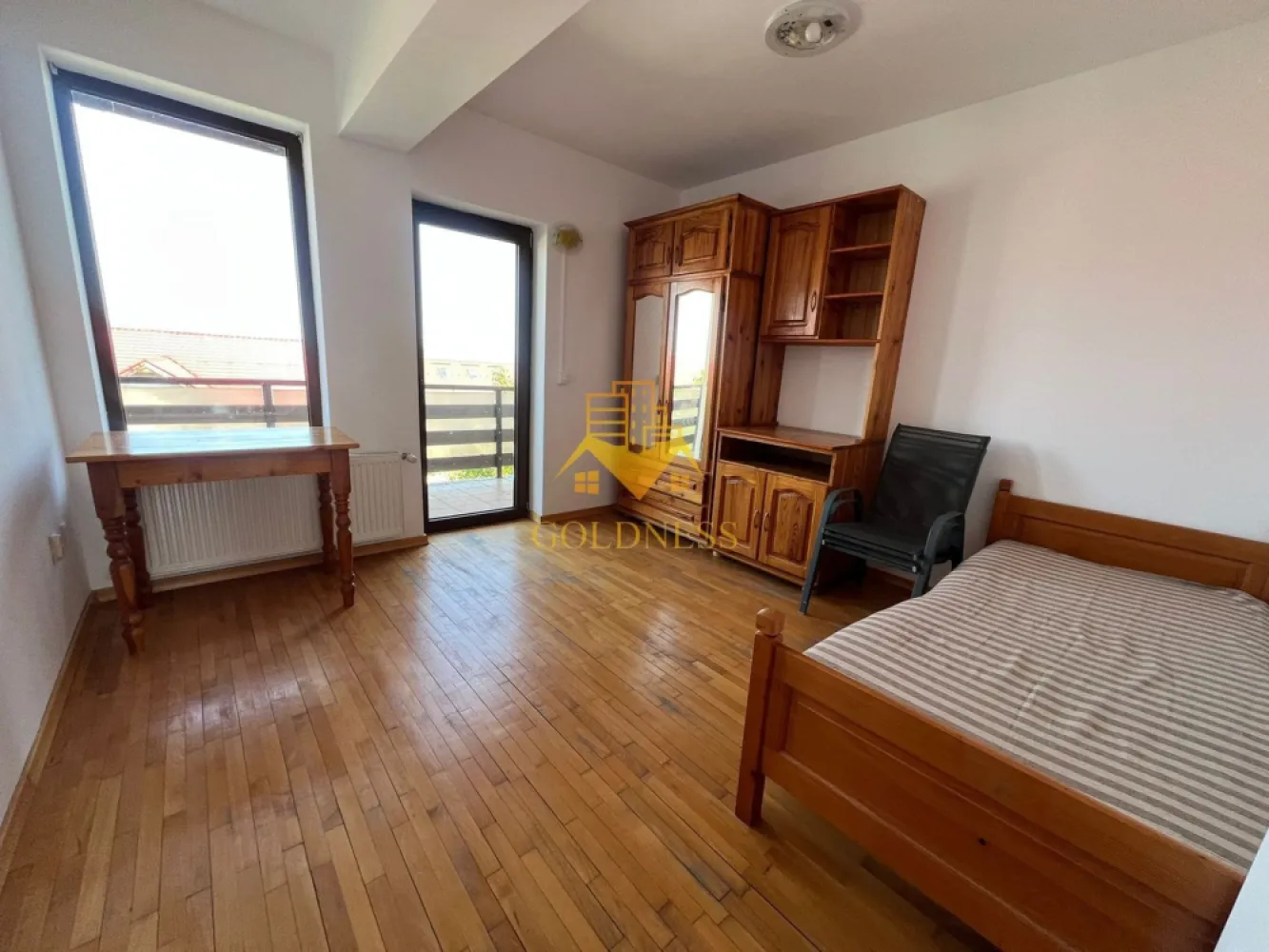 3 camere, Cartierul Europa, Zorilor, Eugen Ionescu, Pet Friendly - GOLDNESS Imobiliare vă propune spre închiriere un apartament cu 3 camere open-space complet mobilat și utilat, la etajul 2 într-un imobil de 3 etaje, în Cartierul Europa.

Se află în apropierea stațiilor de transport în comun, magazine, restaurante, spații verzi, farmacii, etc. 

Apartamentul este compartimentat astfel:
 - dormitor cu pat matrimonial, dressing, noptiere
 - dormitor cu pat single, dressing, noptiere
- living open space cu bucatarie complet utilată și mobilată, loc de servit masa, canapea extensibila 
 - 2 bai, dintre care o baie cu cada si o baie cu cabina de dus, calorifer port prosop și dulap pentru depozitare.
 -2 balcoane de 8 mp fiecare

Imobilul este dotat cu toate cele necesare- centrală proprie, frigider, aragaz, hotă, mașină de spălat haine, masina de spalat vase, etc. 
Dacă sunteți interesați de acest apartament și doriți să îl vizionați, dar și pentru alte oferte nu ezitați să ne contactați telefonic sau prin e-mail. Vă stăm la dispoziție!
Pentru intermediere se percepe un comision de 50% din prețul chiriei!