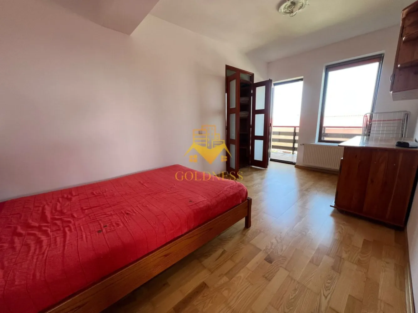 3 camere, Cartierul Europa, Zorilor, Eugen Ionescu, Pet Friendly - GOLDNESS Imobiliare vă propune spre închiriere un apartament cu 3 camere open-space complet mobilat și utilat, la etajul 2 într-un imobil de 3 etaje, în Cartierul Europa.

Se află în apropierea stațiilor de transport în comun, magazine, restaurante, spații verzi, farmacii, etc. 

Apartamentul este compartimentat astfel:
 - dormitor cu pat matrimonial, dressing, noptiere
 - dormitor cu pat single, dressing, noptiere
- living open space cu bucatarie complet utilată și mobilată, loc de servit masa, canapea extensibila 
 - 2 bai, dintre care o baie cu cada si o baie cu cabina de dus, calorifer port prosop și dulap pentru depozitare.
 -2 balcoane de 8 mp fiecare

Imobilul este dotat cu toate cele necesare- centrală proprie, frigider, aragaz, hotă, mașină de spălat haine, masina de spalat vase, etc. 
Dacă sunteți interesați de acest apartament și doriți să îl vizionați, dar și pentru alte oferte nu ezitați să ne contactați telefonic sau prin e-mail. Vă stăm la dispoziție!
Pentru intermediere se percepe un comision de 50% din prețul chiriei!