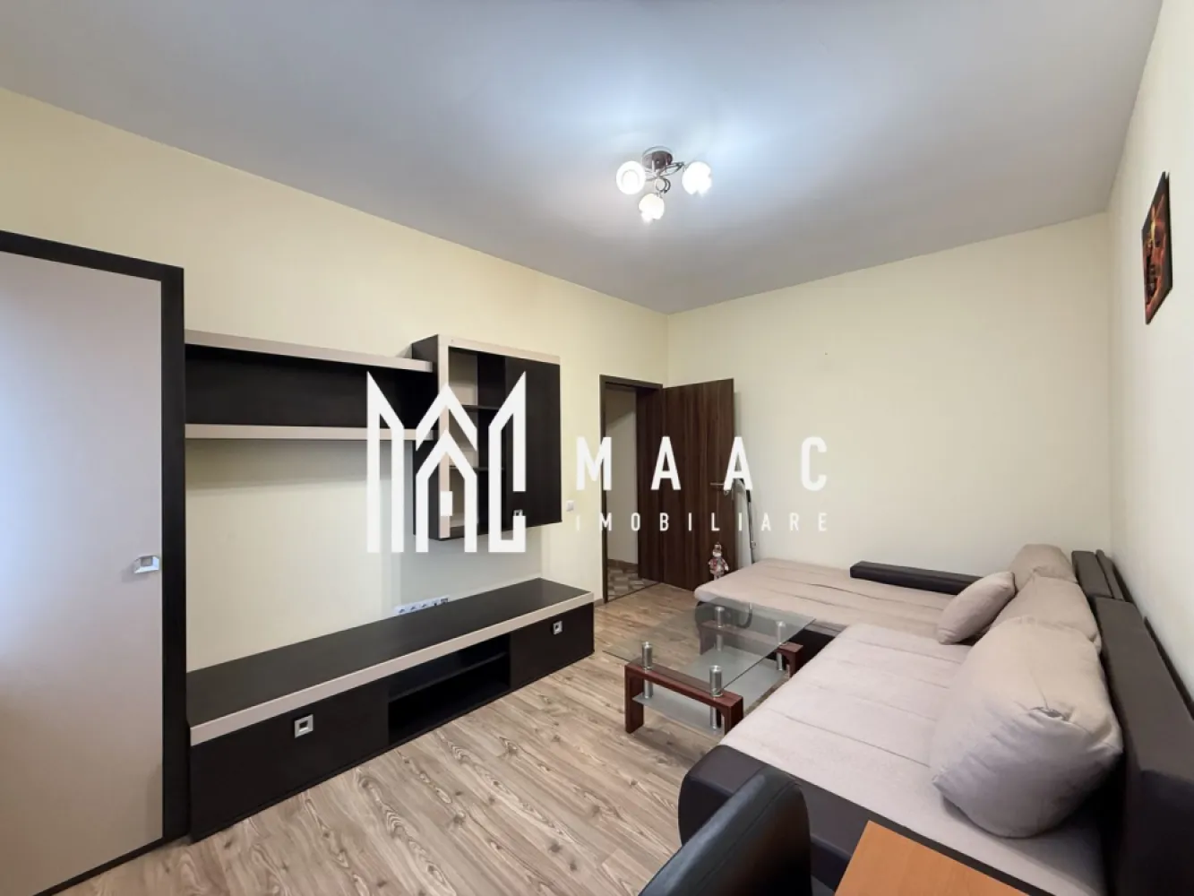Aparament 2 camere I Decomandat I Etaj 3 I Parcare I Balcon - Va propunem spre inchiriere un apartament de 2 camere decomandat situat la etajul 3 al unui imobil din zona Kogalniceanu - Turnisor.

Locuinta cuprinde: hol intrare, living, dormitor,bucatarie,baie, balcon.

Aferent: loc de parcare.

Nu se accepta animale de companie.

Se percepe garantie in cuantumul unei chirii lunare.

Se inchiriaza pe termen lung.

Zona linistita cu acces rapid la centre comerciale, de invatamant, de agrement.

Pentru mai multe detalii precizati telefonic ca ati vizionat anuntul cu ID: CP2702503