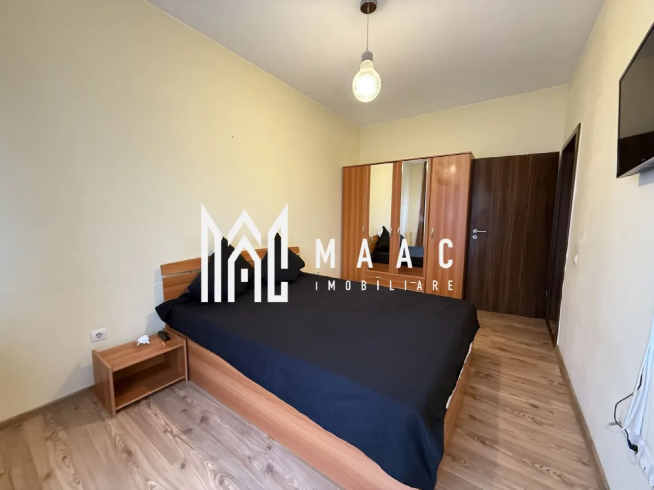 Aparament 2 camere I Decomandat I Etaj 3 I Parcare I Balcon - Va propunem spre inchiriere un apartament de 2 camere decomandat situat la etajul 3 al unui imobil din zona Kogalniceanu - Turnisor.

Locuinta cuprinde: hol intrare, living, dormitor,bucatarie,baie, balcon.

Aferent: loc de parcare.

Nu se accepta animale de companie.

Se percepe garantie in cuantumul unei chirii lunare.

Se inchiriaza pe termen lung.

Zona linistita cu acces rapid la centre comerciale, de invatamant, de agrement.

Pentru mai multe detalii precizati telefonic ca ati vizionat anuntul cu ID: CP2702503