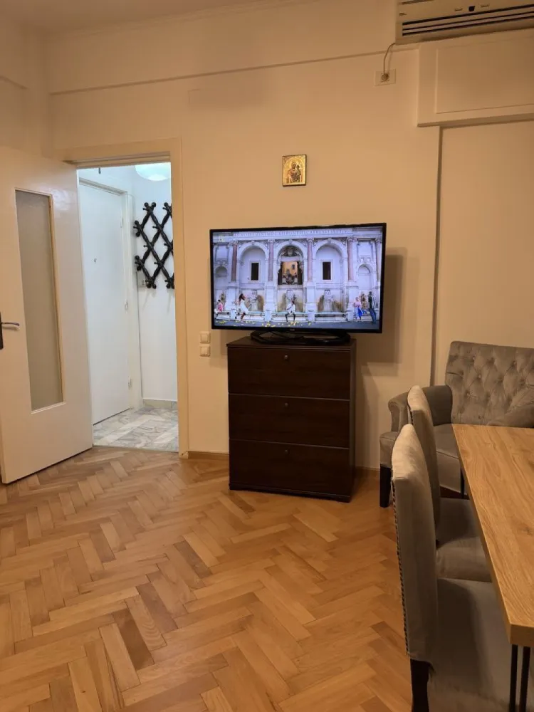 Apartament de inchiriat 2 camere Calea Victoriei - INCHIRIERE APT 2 CAMERE- Calea Victoriei -Piata Amzei 

Apartament situat la parter,(P+3) curte interioară (fară zgomot din Calea Victoriei). 
2 minute Metrou si statii autobuze Piata Romană.
Blocul beneficiază de 2 intrari.
Mobilat si utilat (centrala proprie,AC,masina spalat, plita, microunde,hota,TV,frigider,baie cu cada,etc.) doar pentru nefumători si non pet-friendly.
Disponibil imediat . Se inchiriaza complet mobilat si utilat.
Va stam la dispozitie pentru informatii suplimentare sau pentru programarea unei vizionari.
Comisionul agentiei este de 50% din prima prima luna, iar perioada minima a inchirierii este de 12 luni.

Cu deosebita consideratie, 
Arbore Real Estate