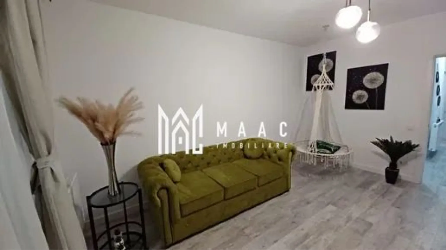 Apartament modern | 2 camere | - MAAC Imobiliare va propune spre închiriere un apartament cu 2 camere, decomandat, situat la etajul 2 al unui bloc cu lift. Apartamentul dispune de living, dormitor, bucătărie separată, baie, hol, debara, precum și două balcoane generoase, cu o suprafață totală de 13 mp. Interiorul se remarcă prin finisaje de calitate superioară, pardoseală laminată și mobilier contemporan. Livingul este luminos, cu ferestre mari și vedere deschisă către oraș. Dormitorul oferă un ambient plăcut, cu pereți în nuanțe deschise. Baia este modern amenajată, dotări complete. Un alt avantaj il reprezinta existenta locului de parcare. Pentru mai multe detalii precizati telefonic ca ati vazut anuntul cu ID: CP2895237 }}