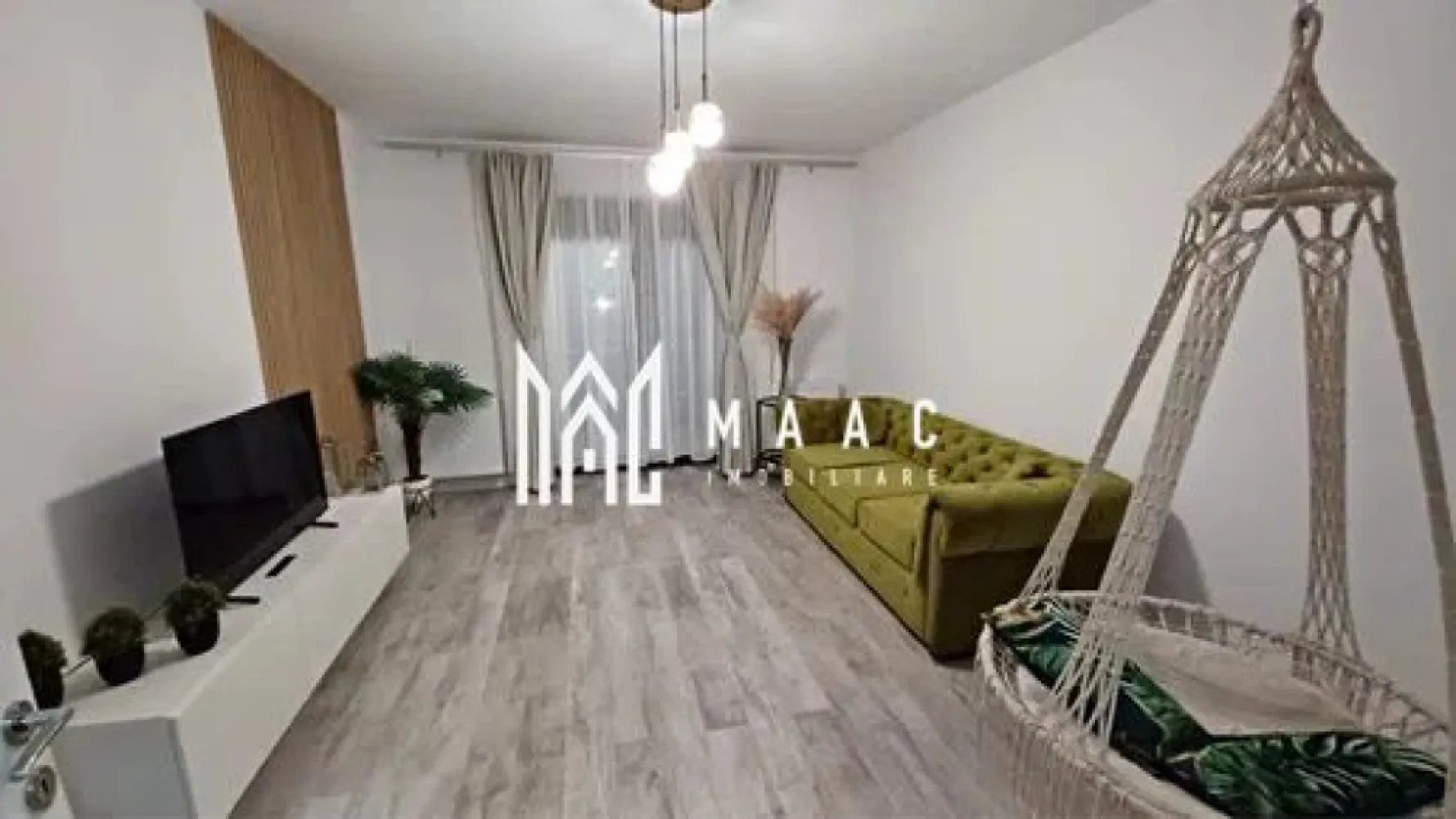 Apartament modern | 2 camere | - MAAC Imobiliare va propune spre închiriere un apartament cu 2 camere, decomandat, situat la etajul 2 al unui bloc cu lift. Apartamentul dispune de living, dormitor, bucătărie separată, baie, hol, debara, precum și două balcoane generoase, cu o suprafață totală de 13 mp. Interiorul se remarcă prin finisaje de calitate superioară, pardoseală laminată și mobilier contemporan. Livingul este luminos, cu ferestre mari și vedere deschisă către oraș. Dormitorul oferă un ambient plăcut, cu pereți în nuanțe deschise. Baia este modern amenajată, dotări complete. Un alt avantaj il reprezinta existenta locului de parcare. Pentru mai multe detalii precizati telefonic ca ati vazut anuntul cu ID: CP2895237 }}