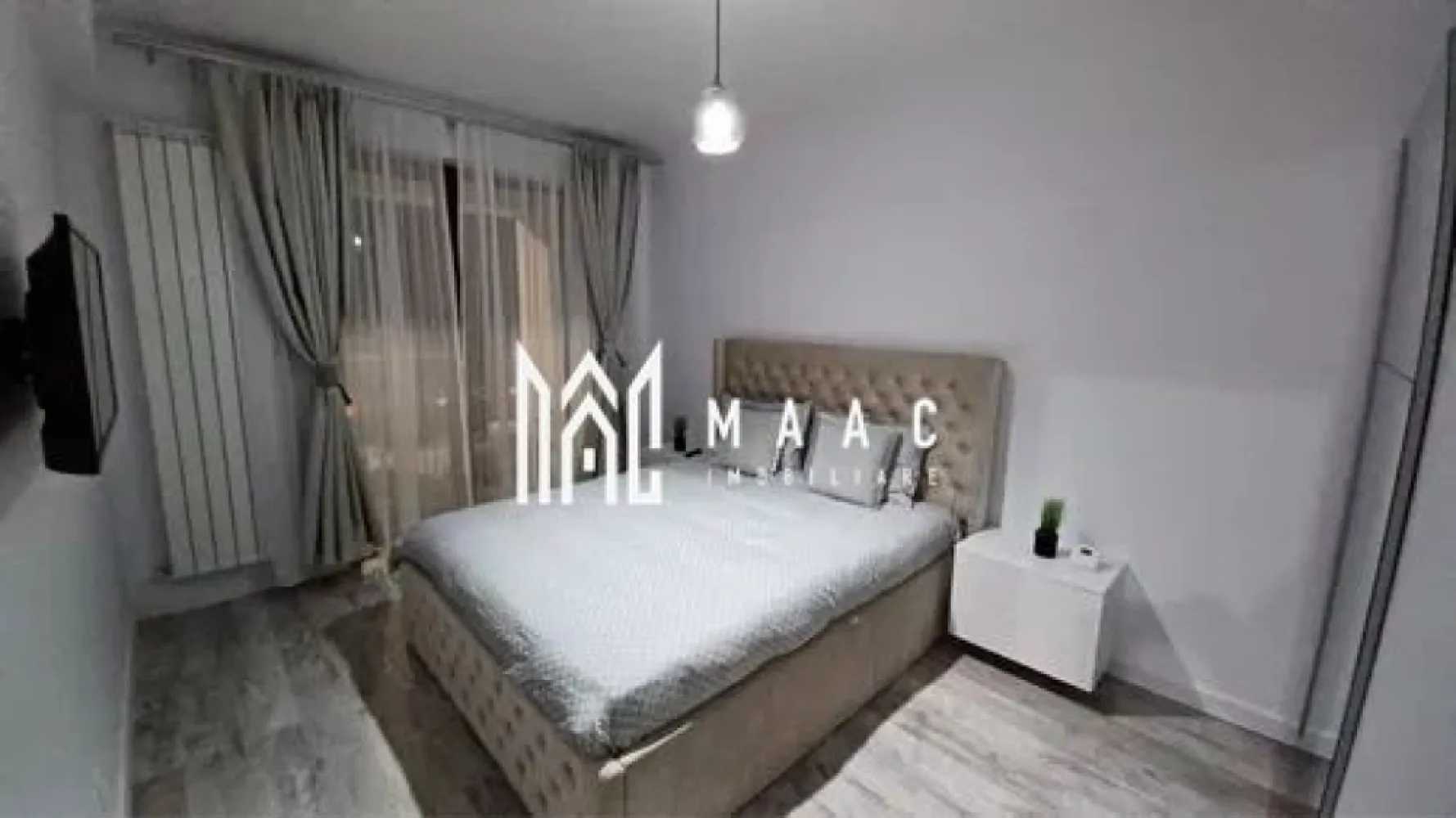 Apartament modern | 2 camere | - MAAC Imobiliare va propune spre închiriere un apartament cu 2 camere, decomandat, situat la etajul 2 al unui bloc cu lift. Apartamentul dispune de living, dormitor, bucătărie separată, baie, hol, debara, precum și două balcoane generoase, cu o suprafață totală de 13 mp. Interiorul se remarcă prin finisaje de calitate superioară, pardoseală laminată și mobilier contemporan. Livingul este luminos, cu ferestre mari și vedere deschisă către oraș. Dormitorul oferă un ambient plăcut, cu pereți în nuanțe deschise. Baia este modern amenajată, dotări complete. Un alt avantaj il reprezinta existenta locului de parcare. Pentru mai multe detalii precizati telefonic ca ati vazut anuntul cu ID: CP2895237 }}