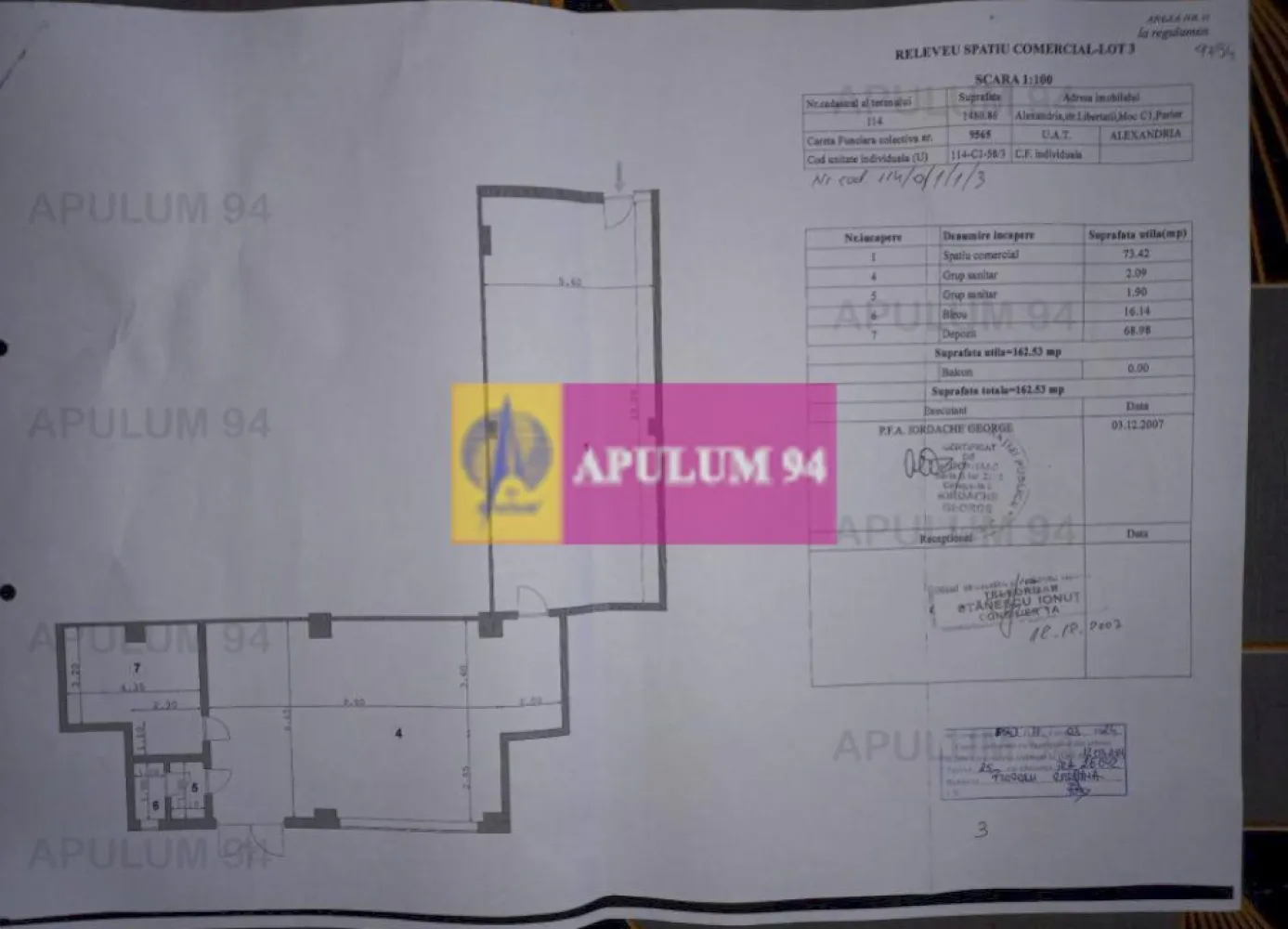 Vanzare sp com central in Alexandria / Teleorman - Compania imobiliara Apulum94 va ofera spre vanzare un spatiu comercial in suprafață totală de 163 mp, avand amplasare ultracentrala in municipiul Alexandria, pe strada Libertatii, vizavi de Parcul Central.

Include atât spațiul "Sud Megashop" cât și biroul de asigurări. Mentionam ca exista echipare pt curent trifazic la locatie, exista grup sanitar, 2 cai acces.

Unul din avantajele principale ale acestei locatii este traficul pietonal intens.

Pretul (negociabil ) solicitat de proprietar este de 200.000 EUR

Foarte important!!! Daca exista real interes pentru achizitie, proprietarul ia in calcul si identificarea unei solutii de plata in rate, aspect ce se va discuta ulterior, dupa semnarea documentelor de baza.

Noi credem ca această proprietate reprezintă o oportunitate comercială pentru cei care caută să investească într-o locație premium în inima Municipiului Alexandria. 
 
CONTACT: 0733.683.456 / aurelian@apulum94.ro