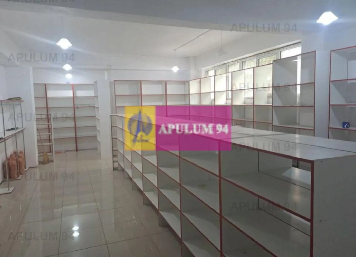 Vanzare sp com central in Alexandria / Teleorman - Compania imobiliara Apulum94 va ofera spre vanzare un spatiu comercial in suprafață totală de 163 mp, avand amplasare ultracentrala in municipiul Alexandria, pe strada Libertatii, vizavi de Parcul Central.

Include atât spațiul "Sud Megashop" cât și biroul de asigurări. Mentionam ca exista echipare pt curent trifazic la locatie, exista grup sanitar, 2 cai acces.

Unul din avantajele principale ale acestei locatii este traficul pietonal intens.

Pretul (negociabil ) solicitat de proprietar este de 200.000 EUR

Foarte important!!! Daca exista real interes pentru achizitie, proprietarul ia in calcul si identificarea unei solutii de plata in rate, aspect ce se va discuta ulterior, dupa semnarea documentelor de baza.

Noi credem ca această proprietate reprezintă o oportunitate comercială pentru cei care caută să investească într-o locație premium în inima Municipiului Alexandria. 
 
CONTACT: 0733.683.456 / aurelian@apulum94.ro