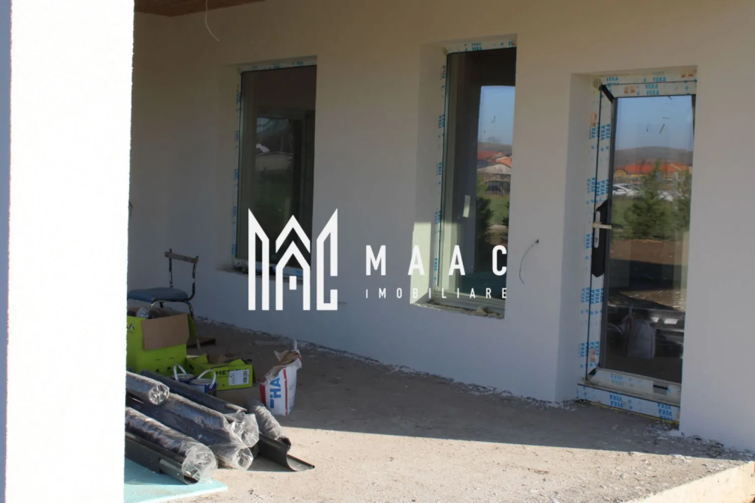 Casa Modernă I 3 camere I Independentă Energetic I Cristian - MAAC Imobiliare vă propune spre vânzare o casă modernă, nou construită, amplasată în localitatea Cristian, județul Sibiu corpul din stânga. Proprietatea face parte dintr-un proiect rezidențial restrâns, situat într-o zonă liniștită și în plină dezvoltare. Ansamblul este format din două case moderne, construite perete în perete, dar separate prin perete dublu pentru o foarte bună izolare fonică și intimitate. Construită în 2025, casa impresionează prin materiale premium, finisaje ultramoderne și sistem de încălzire în pardoseală, asigurând confort optim în orice sezon. Podul este accesibil prin scară interioară, complet izolat și amenajat (izolat cu vată bazaltică) Locuinta cuprinde: living spațios cu zonă de dining și acces pe terasa de 30 mp, bucătărie separată, 2 dormitoare (unul cu dressing), baie principală + baie de serviciu, debara si hol. Ideală pentru familiile care caută o locuință eficientă energetic, bine compartimentată, cu spațiu verde generos și acces facil către Sibiu. Panouri solare + baterii de stocare, generator pentru situații neprevăzute. Centrală pe gaz Încălzire în pardoseală Izolație exterioară cu polistiren de 15 cm Geamuri tripan Perete dublu între unități Termen de predare: Mai 2026 Predare: la cheie exterior / la alb interior (cu opțiune „la cheie” complet) 2 locuri de parcare- betonate Curte generoasă de 350 mp, perfectă pentru amenajare după preferințele viitorului proprietar Este perfectă pentru cei care își doresc liniște, siguranță și un stil de viață modern într-un cartier privat de top. Pentru mai multe detalii precizati telefonic ca ati vazut anuntul cu ID:CP2850887 }}