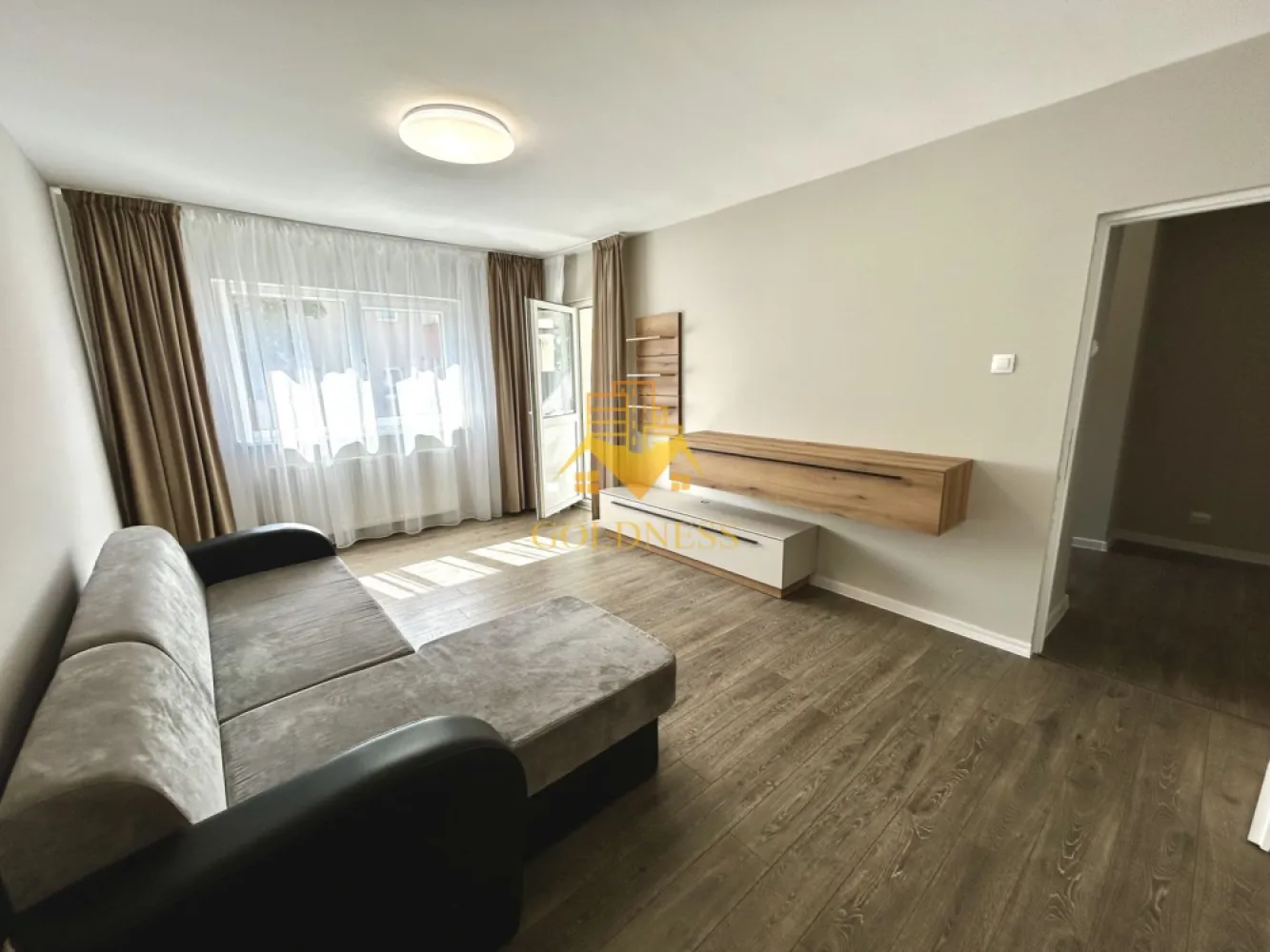 2 camere decomandate,Prima Inchiriere.Aleea Godeanu, Profi, Gheorgheni - GOLDNESS Imobiliare vă propune spre închiriere un apartament cu camere complet mobilat și utilat, la etajul 3 într-un imobil de 4 etaje, în Cartierul Gheorgheni.
Posibiliatete de parcare in zona!
Se află în apropierea stațiilor de transport în comun, magazine, restaurante, spații verzi, farmacii, etc. 

Apartamentul este compartimentat astfel:
 - dormitor cu pat matrimonial, comoda tv, noptiere
- living cu canapea extensibila, comoda tv
 - bucatarie complet utilată și mobilată, loc de servit masa 
 - baie cu dus walk-in, calorifer port prosop și dulap pentru depozitare.
 - balcon de 5 mp si hol cu dressing, pantofar.

Imobilul este dotat cu toate cele necesare- centrală proprie, frigider, aragaz, hotă, mașină de spălat haine si vase,televizor, etc. 

Dacă sunteți interesați de acest apartament și doriți să îl vizionați, dar și pentru alte oferte nu ezitați să ne contactați telefonic sau prin e-mail. Vă stăm la dispoziție!
Pentru intermediere se percepe un comision de 50% din prețul chiriei!