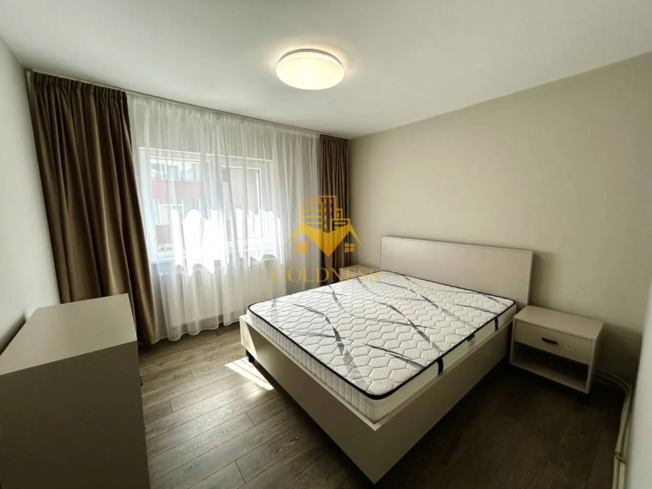 2 camere decomandate,Prima Inchiriere.Aleea Godeanu, Profi, Gheorgheni - GOLDNESS Imobiliare vă propune spre închiriere un apartament cu camere complet mobilat și utilat, la etajul 3 într-un imobil de 4 etaje, în Cartierul Gheorgheni.
Posibiliatete de parcare in zona!
Se află în apropierea stațiilor de transport în comun, magazine, restaurante, spații verzi, farmacii, etc. 

Apartamentul este compartimentat astfel:
 - dormitor cu pat matrimonial, comoda tv, noptiere
- living cu canapea extensibila, comoda tv
 - bucatarie complet utilată și mobilată, loc de servit masa 
 - baie cu dus walk-in, calorifer port prosop și dulap pentru depozitare.
 - balcon de 5 mp si hol cu dressing, pantofar.

Imobilul este dotat cu toate cele necesare- centrală proprie, frigider, aragaz, hotă, mașină de spălat haine si vase,televizor, etc. 

Dacă sunteți interesați de acest apartament și doriți să îl vizionați, dar și pentru alte oferte nu ezitați să ne contactați telefonic sau prin e-mail. Vă stăm la dispoziție!
Pentru intermediere se percepe un comision de 50% din prețul chiriei!