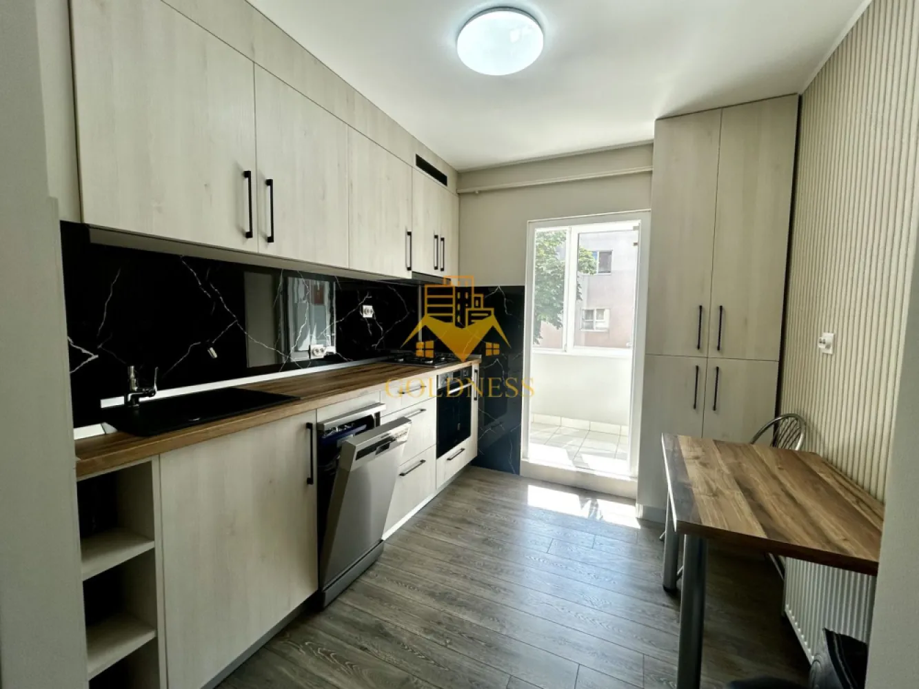 2 camere decomandate,Prima Inchiriere.Aleea Godeanu, Profi, Gheorgheni - GOLDNESS Imobiliare vă propune spre închiriere un apartament cu camere complet mobilat și utilat, la etajul 3 într-un imobil de 4 etaje, în Cartierul Gheorgheni.
Posibiliatete de parcare in zona!
Se află în apropierea stațiilor de transport în comun, magazine, restaurante, spații verzi, farmacii, etc. 

Apartamentul este compartimentat astfel:
 - dormitor cu pat matrimonial, comoda tv, noptiere
- living cu canapea extensibila, comoda tv
 - bucatarie complet utilată și mobilată, loc de servit masa 
 - baie cu dus walk-in, calorifer port prosop și dulap pentru depozitare.
 - balcon de 5 mp si hol cu dressing, pantofar.

Imobilul este dotat cu toate cele necesare- centrală proprie, frigider, aragaz, hotă, mașină de spălat haine si vase,televizor, etc. 

Dacă sunteți interesați de acest apartament și doriți să îl vizionați, dar și pentru alte oferte nu ezitați să ne contactați telefonic sau prin e-mail. Vă stăm la dispoziție!
Pentru intermediere se percepe un comision de 50% din prețul chiriei!
