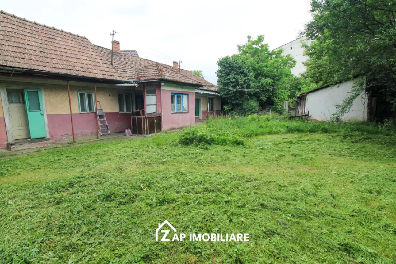 Unirii - Zona Darina - Casa 4 camere - Teren 691 mp cu deschidere 26 m - Mentionati ID-ul proprietatii cand apelati: CP3174546
Contact ⓪⑦②⑥ ②②③ ⑧⑧⑥ Sebastian
Zap Imobiliare vă propune spre vânzare o casă individuală situată în cartierul Unirii, zona Darina. Proprietatea necesită renovare completă sau poate reprezenta o oportunitate de investiție pentru demolare și reconstrucție, beneficiind de un teren generos și de o deschidere excelentă.
-- Suprafață utilă: 88 mp
-- Suprafață teren: 691 mp
-- Deschidere la drum: 26 m
-- Compartimentare: 4 camere, 2 bucătării, 2 băi
-- Acoperiș: Țiglă
Proprietatea dispune de toate utilitățile necesare direct pe parcelă: apă, canalizare, curent electric și gaz. Accesul se realizează de pe străzi complet asfaltate, cu iluminat stradal și acces facil la mijloacele de transport în comun.
La prețul afișat NU se adăuga TVA
Contact ⓪⑦②⑥ ②②③ ⑧⑧⑥ Sebastian
