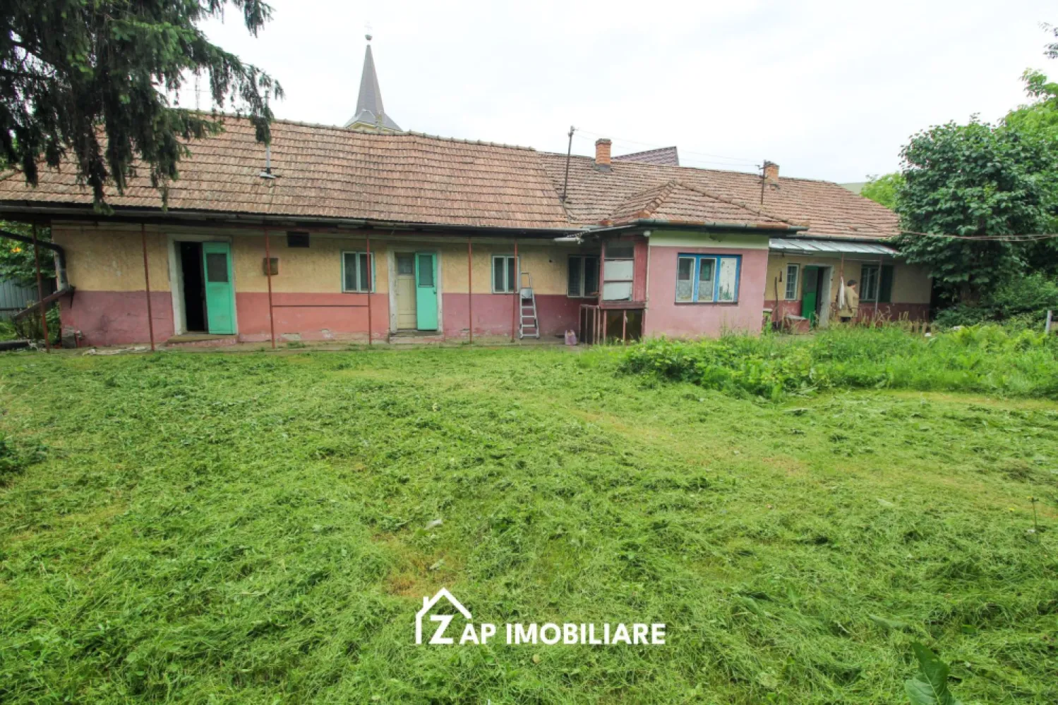 Unirii - Zona Darina - Casa 4 camere - Teren 691 mp cu deschidere 26 m - Mentionati ID-ul proprietatii cand apelati: CP3174546
Contact ⓪⑦②⑥ ②②③ ⑧⑧⑥ Sebastian
Zap Imobiliare vă propune spre vânzare o casă individuală situată în cartierul Unirii, zona Darina. Proprietatea necesită renovare completă sau poate reprezenta o oportunitate de investiție pentru demolare și reconstrucție, beneficiind de un teren generos și de o deschidere excelentă.
-- Suprafață utilă: 88 mp
-- Suprafață teren: 691 mp
-- Deschidere la drum: 26 m
-- Compartimentare: 4 camere, 2 bucătării, 2 băi
-- Acoperiș: Țiglă
Proprietatea dispune de toate utilitățile necesare direct pe parcelă: apă, canalizare, curent electric și gaz. Accesul se realizează de pe străzi complet asfaltate, cu iluminat stradal și acces facil la mijloacele de transport în comun.
La prețul afișat NU se adăuga TVA
Contact ⓪⑦②⑥ ②②③ ⑧⑧⑥ Sebastian