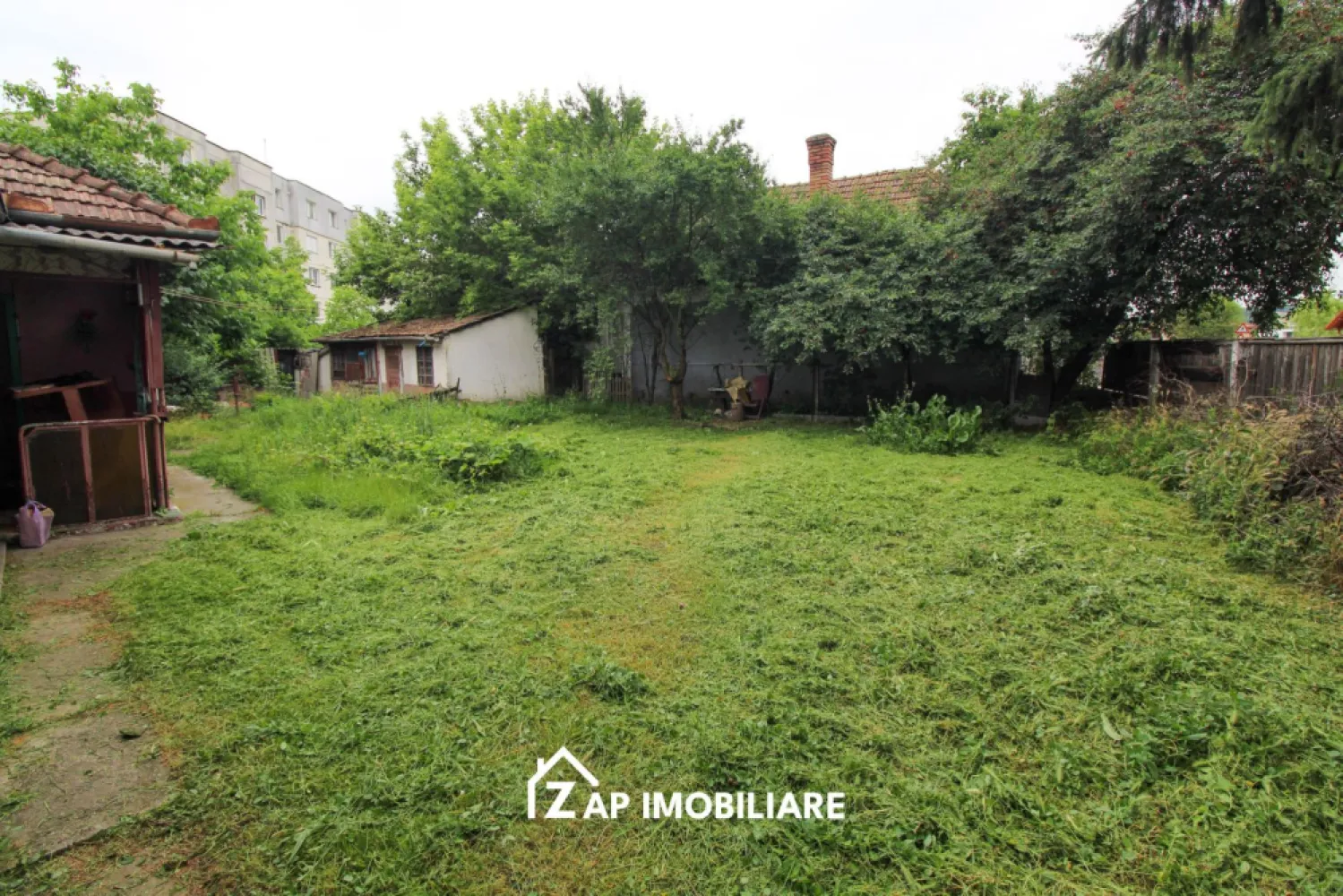 Unirii - Zona Darina - Casa 4 camere - Teren 691 mp cu deschidere 26 m - Mentionati ID-ul proprietatii cand apelati: CP3174546
Contact ⓪⑦②⑥ ②②③ ⑧⑧⑥ Sebastian
Zap Imobiliare vă propune spre vânzare o casă individuală situată în cartierul Unirii, zona Darina. Proprietatea necesită renovare completă sau poate reprezenta o oportunitate de investiție pentru demolare și reconstrucție, beneficiind de un teren generos și de o deschidere excelentă.
-- Suprafață utilă: 88 mp
-- Suprafață teren: 691 mp
-- Deschidere la drum: 26 m
-- Compartimentare: 4 camere, 2 bucătării, 2 băi
-- Acoperiș: Țiglă
Proprietatea dispune de toate utilitățile necesare direct pe parcelă: apă, canalizare, curent electric și gaz. Accesul se realizează de pe străzi complet asfaltate, cu iluminat stradal și acces facil la mijloacele de transport în comun.
La prețul afișat NU se adăuga TVA
Contact ⓪⑦②⑥ ②②③ ⑧⑧⑥ Sebastian