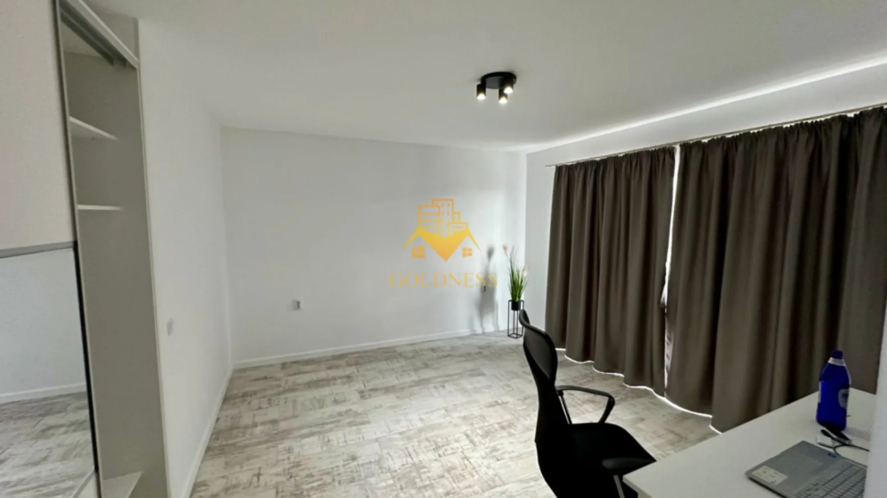Duplex, Borhanci, Livada Polocsay, Romul Ladea, Fagului - Se închiriază duplex spațios și modern, situat într-o zonă retrasă și liniștită, perfectă pentru cei care își doresc confort, intimitate și acces rapid către oraș. Proprietatea se află pe o stradă privată închisă, oferind un plus de siguranță și liniște, inclusiv pentru familiile cu copii.

Locuința are o suprafață utilă de 130 mp și beneficiază de o curte proprie generoasă de aproximativ 350 mp, amenajată cu gazon sintetic pentru întreținere minimă și aspect îngrijit pe tot parcursul anului.

Compartimentarea este eficientă și aerisită:
• 3 dormitoare
• living luminos și spațios
• bucătărie complet echipată
• 2 băi, una dintre ele dotată cu saună

Bucătăria este utilată cu electrocasnice moderne:
• cuptor electric Electrolux
• plită cu inducție
• mașină de spălat vase

Printre dotările care oferă un plus de confort se numără:
• încălzire în pardoseală
• locuință complet mobilată și utilată
• 3 locuri de parcare

Zona oferă multă verdeață, aer curat și liniște, fiind ideală pentru persoane care caută mai mult spațiu și relaxare, fără să se îndepărteze de facilitățile orașului. Stațiile de transport în comun sunt accesibile rapid.

La nevoie, există posibilitatea de a adapta anumite piese de mobilier în funcție de preferințele chiriașilor.

Dacă sunteți interesați de acest apartament și doriți să îl vizionați, dar și pentru alte oferte nu ezitați să ne contactați telefonic sau prin e-mail. Vă stăm la dispoziție!
Pentru intermediere se percepe un comision de 50% din prețul chiriei!