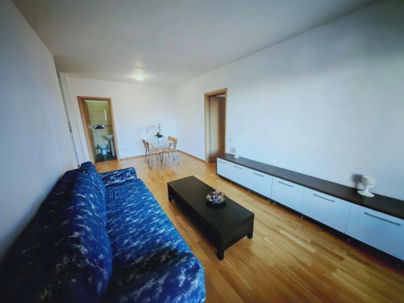 Apartament 2 camere mobilat complet Pipera | Privighetorilor | Băneasa - Vă oferim spre vânzare un apartament modern de 2 camere situat în ansamblul rezidențial Privighetorilor, una dintre cele mai apreciate dezvoltări din zona de nord a Capitalei – Pipera, Sector 1.

Proprietatea se remarcă prin poziția excelentă, compartimentarea eficientă și terasa generoasă, fiind ideală atât pentru locuit, cât și pentru investiție.

Apartamentul este situat la parterul unui imobil cu 7 etaje și beneficiază de acces facil către principalele puncte de interes din zona Băneasa – Pipera.

Compartimentare
living spațios, complet mobilat și dotat cu aer condiționat
bucătărie complet utilată și mobilată
dormitor mobilat cu baie proprie și aer condiționat
hol de intrare
WC de serviciu
terasă generoasă
Dotări și facilități
ansamblu rezidențial modern
centrală proprie a blocului
pază și securitate 24/24
finisaje de calitate
acces controlat în complex
Localizare excelentă
Apartamentul este situat pe Aleea Privighetorilor nr. 86P, Sector 1, într-o zonă verde și liniștită, aproape de principalele centre comerciale și instituții educaționale internaționale:
Grădina Zoologică Băneasa
Băneasa Shopping City
IKEA
Jolie Ville
Ambasada SUA
American International School of Bucharest
British School of Bucharest
Liceul Francez Anna de Noailles
Avenor College
numeroase școli și grădinițe private din zona Pipera

Preț
💰 175.000 EUR tva inclus
Loc de parcare disponibil separat:
15.000 EUR – parcare exterioară
18.000 EUR – parcare subterană

Comision agentie 2%