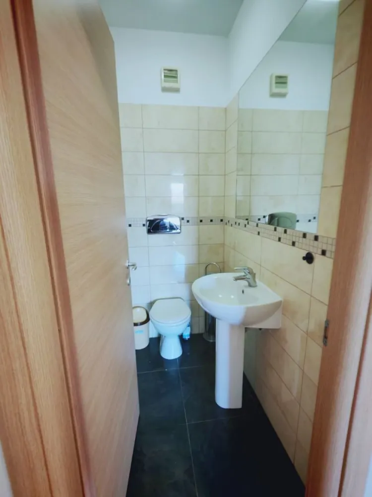 Apartament 2 camere mobilat complet Pipera | Privighetorilor | Băneasa - Vă oferim spre vânzare un apartament modern de 2 camere situat în ansamblul rezidențial Privighetorilor, una dintre cele mai apreciate dezvoltări din zona de nord a Capitalei – Pipera, Sector 1.

Proprietatea se remarcă prin poziția excelentă, compartimentarea eficientă și terasa generoasă, fiind ideală atât pentru locuit, cât și pentru investiție.

Apartamentul este situat la parterul unui imobil cu 7 etaje și beneficiază de acces facil către principalele puncte de interes din zona Băneasa – Pipera.

Compartimentare
living spațios, complet mobilat și dotat cu aer condiționat
bucătărie complet utilată și mobilată
dormitor mobilat cu baie proprie și aer condiționat
hol de intrare
WC de serviciu
terasă generoasă
Dotări și facilități
ansamblu rezidențial modern
centrală proprie a blocului
pază și securitate 24/24
finisaje de calitate
acces controlat în complex
Localizare excelentă
Apartamentul este situat pe Aleea Privighetorilor nr. 86P, Sector 1, într-o zonă verde și liniștită, aproape de principalele centre comerciale și instituții educaționale internaționale:
Grădina Zoologică Băneasa
Băneasa Shopping City
IKEA
Jolie Ville
Ambasada SUA
American International School of Bucharest
British School of Bucharest
Liceul Francez Anna de Noailles
Avenor College
numeroase școli și grădinițe private din zona Pipera

Preț
💰 175.000 EUR tva inclus
Loc de parcare disponibil separat:
15.000 EUR – parcare exterioară
18.000 EUR – parcare subterană

Comision agentie 2%