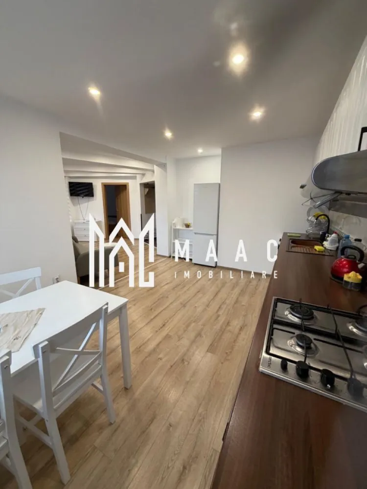 Apartament la casă | 2 camere | Balcon | 58MPU | Lazaret - MAAC Imobiliare vă propune spre închiriere un apartament situat la casă, o oportunitate ideală pentru cei care caută confortul unei locuințe individuale într-o zonă liniștită și în apropierea punctelor de interes precum centru, facultăți , mijloace de transport în comun. Locuința are o suprafață utilă de 58 mp și este poziționată la etajul 1, având o compartimentare practică formată din : -2 camere -dormitor -living -bucătărie open-space -o baie cu geam -balcon Apartamentul se închiriază complet mobilat și utilat, fiind dotat cu : -dressing -cabină de duș -aragaz -frigider -hotă -mașină de spălat rufe -mașină de spălat vase Confortul termic este unul superior, asigurat prin calorifere și sistem de încălzire prin pardoseală. Ferestre dotate cu jaluzele orizontale. Condiții închiriere: -nu se acceptă animale de companie -fumători da,cu condiția să fumeze afară/pe balcon -garanție în cuantumul unei chirii Pentru programarea unei vizionări sau mai multe detalii contactați-ne și specificați codul proprietății ID: CP2891659. }}