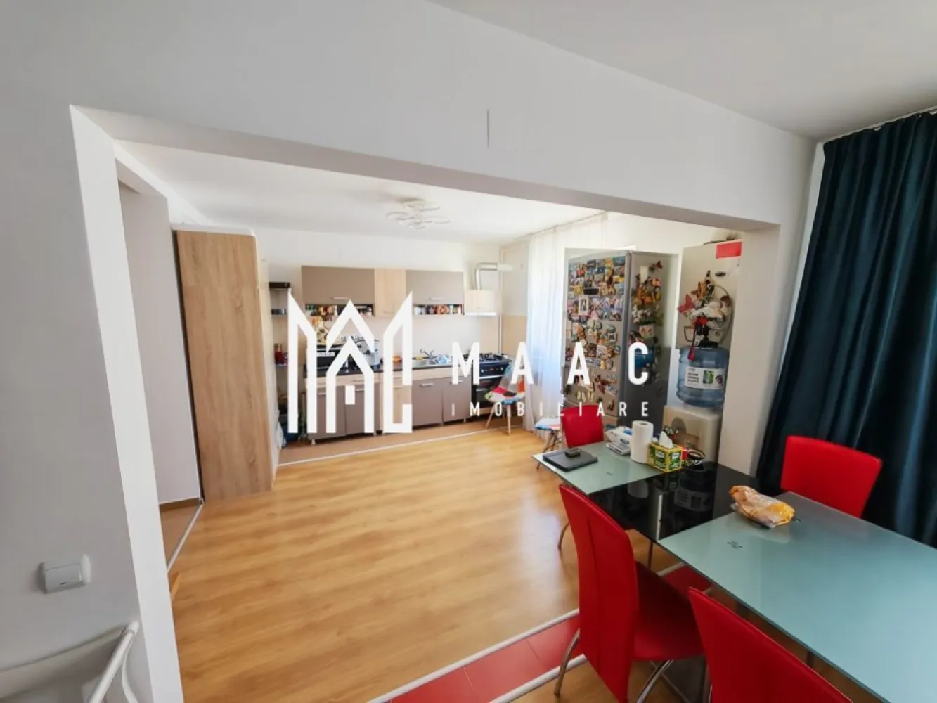 Apartament 3 camere | Decomandat | Mobilat Utilat | Lazaret - Apartament tip mansardă cu 2 niveluri, complet mobilat, în zona Lazaret – Sibiu

MAAC IMOBILIARE vă propune spre vânzare un apartament tip mansardă, cu personalitate și spații atent optimizate, situat într-un imobil îngrijit, în inima cartierului Lazaret, una dintre cele mai liniștite și accesibile zone rezidențiale ale Sibiului.
Suprafața utilă este de 78 mp, iar compartimentarea pe două niveluri oferă funcționalitate și confort. Apartamentul se vinde complet mobilat și utilat, fiind disponibil pentru mutare imediată.

Compartimentare:

Nivelul inferior:
Living spațios, cu zonă de relaxare și lumină naturală abundentă
Bucătărie open-space, complet echipată cu electrocasnice funcționale
Baie elegantă, cu finisaje moderne

Nivelul superior:
Două dormitoare luminoase, cu spații de depozitare bine organizate și design aerisit

Avantaje și caracteristici:
Finisaje moderne și mobilier de calitate
Apartament versatil – ideal atât pentru locuit, cât și pentru investiție (închiriere pe termen lung sau regim hotelier)
Acces facil către centrul orașului, școli, magazine, parcuri și mijloace de transport
Zonă rezidențială cu infrastructură bună și comunitate liniștită

Locație:
Imobilul este amplasat în cartierul Lazaret, o zonă apreciată pentru accesibilitate, infrastructura dezvoltată și proximitatea față de puncte de interes precum școli, magazine, stații de autobuz și spații verzi.

Pentru mai multe detalii precizati telefonic ca ati vazut anuntul cu ID: CP2605359