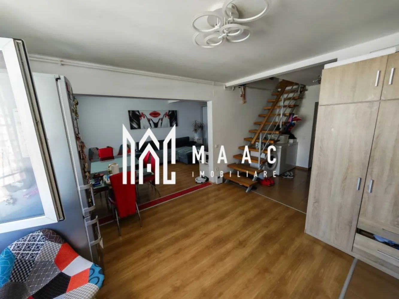 Apartament 3 camere | Decomandat | Mobilat Utilat | Lazaret - Apartament tip mansardă cu 2 niveluri, complet mobilat, în zona Lazaret – Sibiu

MAAC IMOBILIARE vă propune spre vânzare un apartament tip mansardă, cu personalitate și spații atent optimizate, situat într-un imobil îngrijit, în inima cartierului Lazaret, una dintre cele mai liniștite și accesibile zone rezidențiale ale Sibiului.
Suprafața utilă este de 78 mp, iar compartimentarea pe două niveluri oferă funcționalitate și confort. Apartamentul se vinde complet mobilat și utilat, fiind disponibil pentru mutare imediată.

Compartimentare:

Nivelul inferior:
Living spațios, cu zonă de relaxare și lumină naturală abundentă
Bucătărie open-space, complet echipată cu electrocasnice funcționale
Baie elegantă, cu finisaje moderne

Nivelul superior:
Două dormitoare luminoase, cu spații de depozitare bine organizate și design aerisit

Avantaje și caracteristici:
Finisaje moderne și mobilier de calitate
Apartament versatil – ideal atât pentru locuit, cât și pentru investiție (închiriere pe termen lung sau regim hotelier)
Acces facil către centrul orașului, școli, magazine, parcuri și mijloace de transport
Zonă rezidențială cu infrastructură bună și comunitate liniștită

Locație:
Imobilul este amplasat în cartierul Lazaret, o zonă apreciată pentru accesibilitate, infrastructura dezvoltată și proximitatea față de puncte de interes precum școli, magazine, stații de autobuz și spații verzi.

Pentru mai multe detalii precizati telefonic ca ati vazut anuntul cu ID: CP2605359